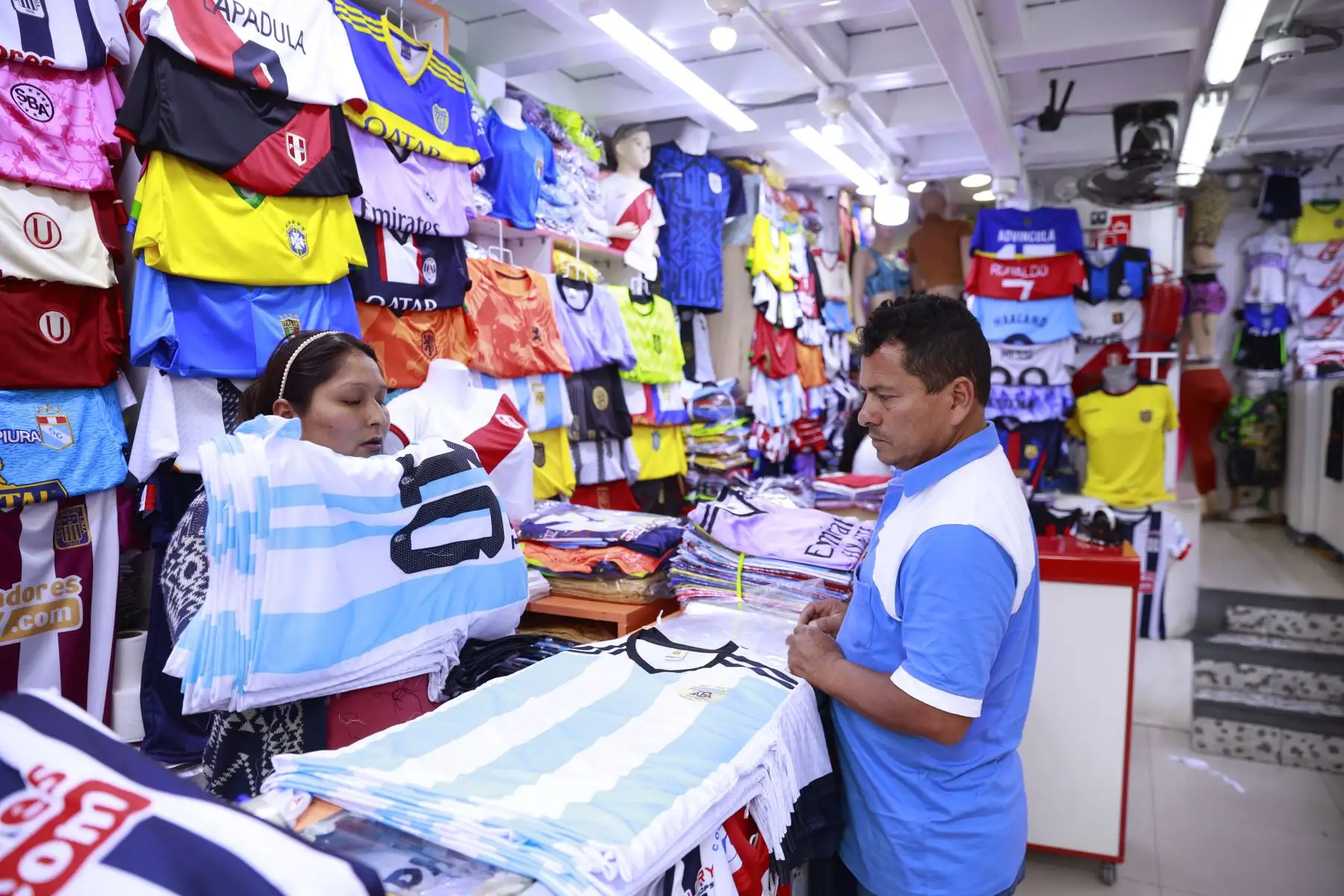 Venta de camisetas de las selecciones de los países que se disputarán la copa en el Mundial de Qatar. Foto: ANDINA/Melina Mejía
