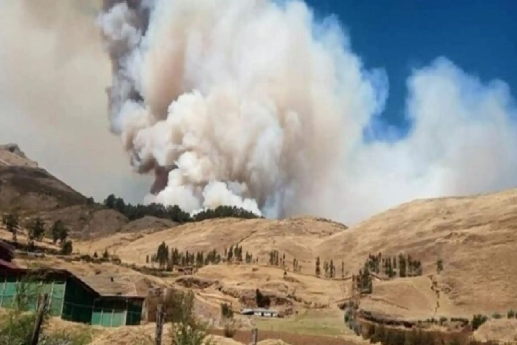 Los incendios forestales en los Andes y en la Amazonía peruana son comunes entre los meses de ausencia de lluvias (julio a diciembre).
