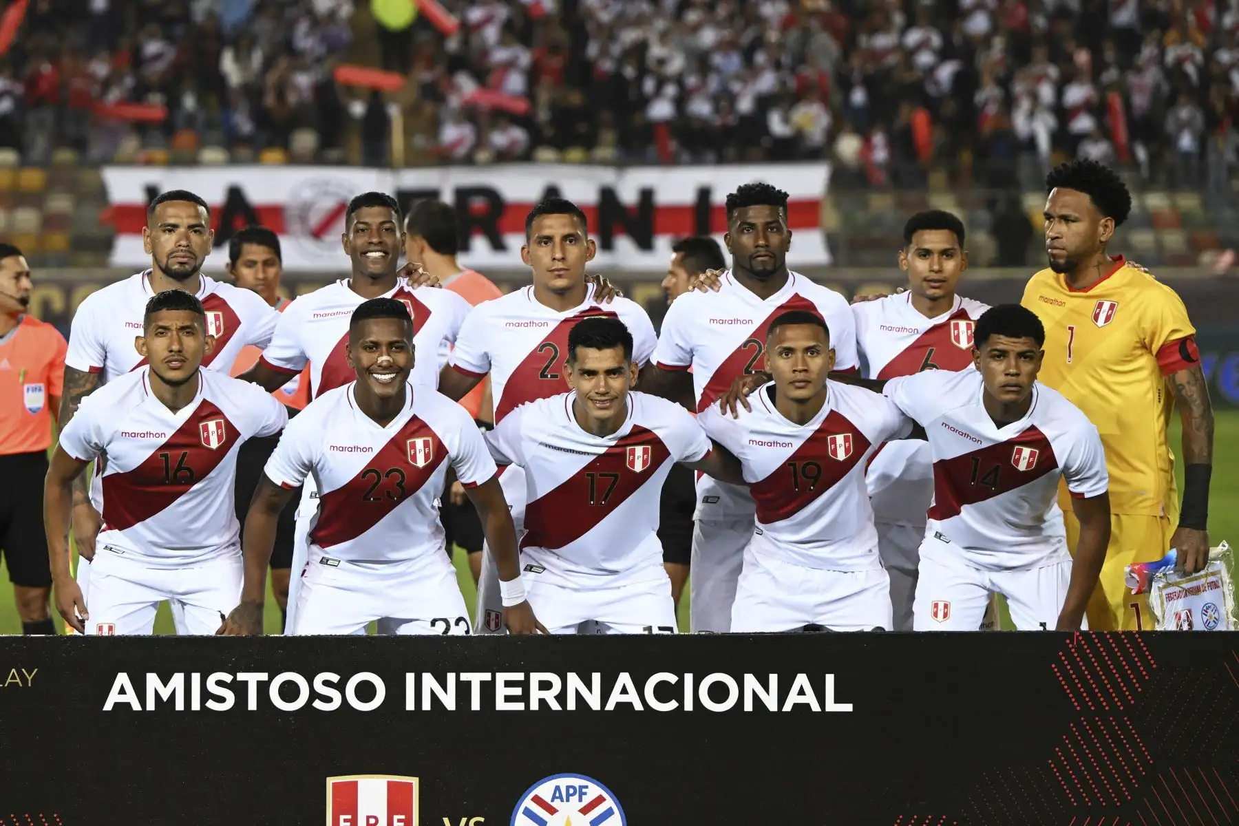 La selección de fútbol de Perú posa para una foto antes de su partido amistoso de fútbol contra Paraguay, en el estadio Monumental de Lima.

Foto: AFP