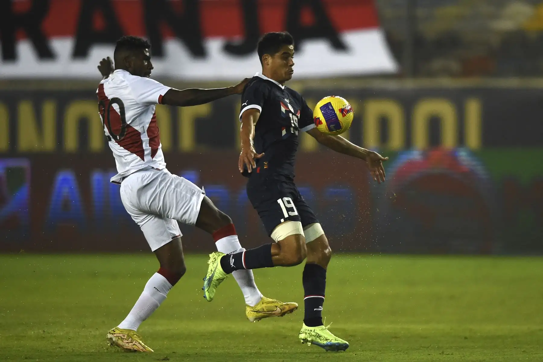 El peruano Carlos Ascues (L) y el mediocampista paraguayo Lorenzo Melgarejo compiten por el balón durante el partido amistoso de fútbol entre Perú y Paraguay, en el estadio Monumental de Lima.

Foto: AFP