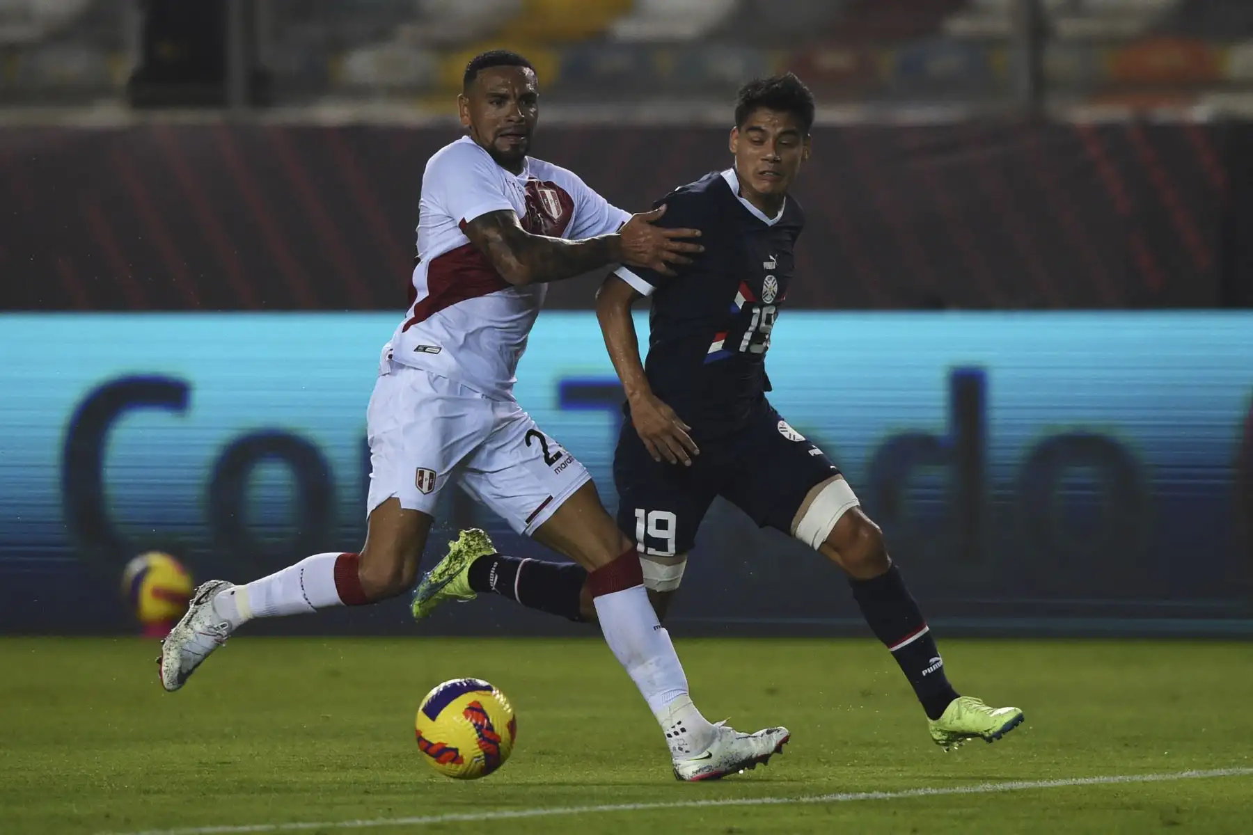Alexander Callens (L) de Perú y el mediocampista de Paraguay Lorenzo Melgarejo disputan el balón durante el partido amistoso de fútbol entre Perú y Paraguay, en el estadio Monumental de Lima.

Foto: AFP
