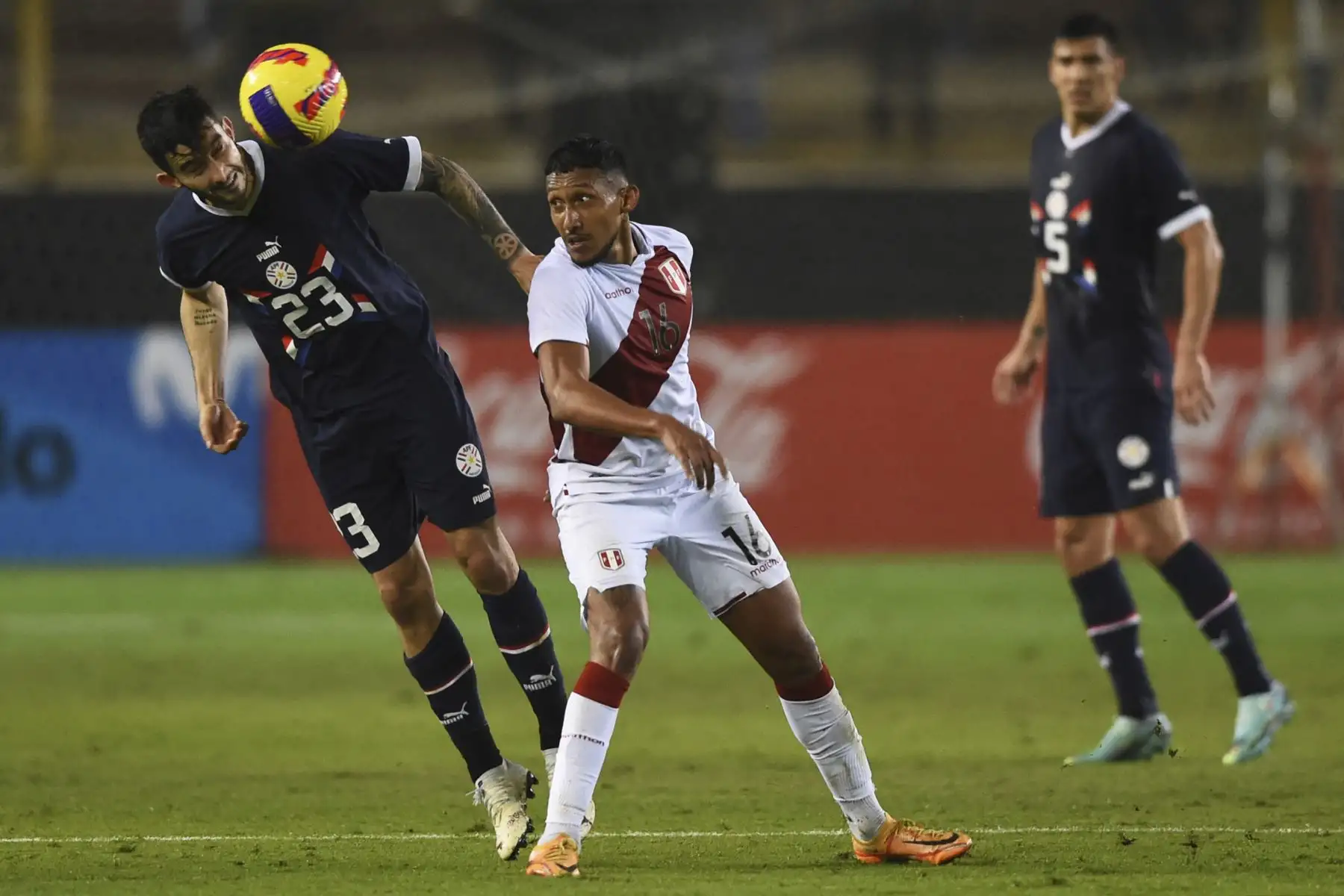 El mediocampista paraguayo Mathias Villasanti (L) y Christofer Gonzales de Perú compiten por el balón durante el partido amistoso de fútbol entre Perú y Paraguay, en el estadio Monumental de Lima

Foto:AFP