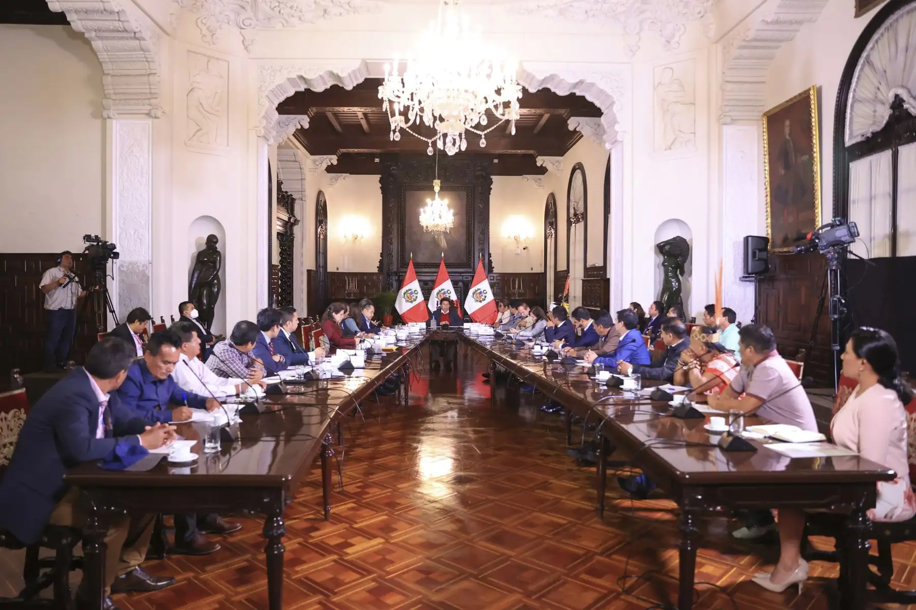 El presidente de la República, Pedro Castillo Terrones, sostuvo reunión con autoridades electas de la región Ucayali.

Foto: ANDINA/Presidencia