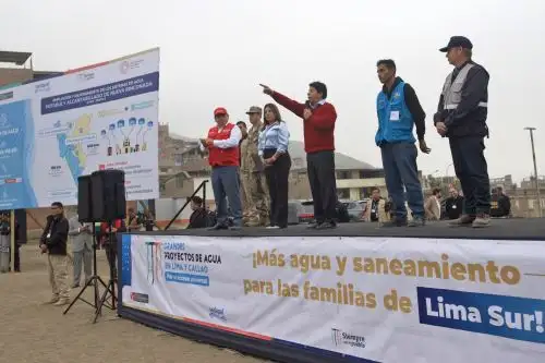 El presidente Pedro Castillo Terrones, junto con el ministro de Vivienda y otras autoridades, inspeccionan las obras de mejoramiento y ampliación de sistemas de agua potable y alcantarillado en Nueva Rinconada, en Villa María del Triunfo.