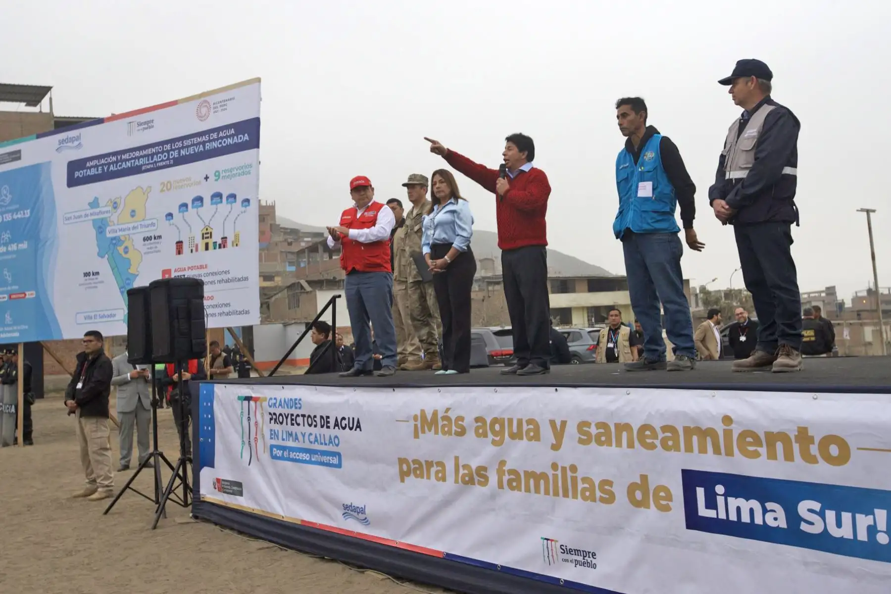 El presidente Pedro Castillo inspecciona la obra de mejoramiento y ampliación de sistemas de agua potable y alcantarillado en Nueva Rinconada, en Villa María del Triunfo. Foto: ANDINA/ Prensa Presidencia
