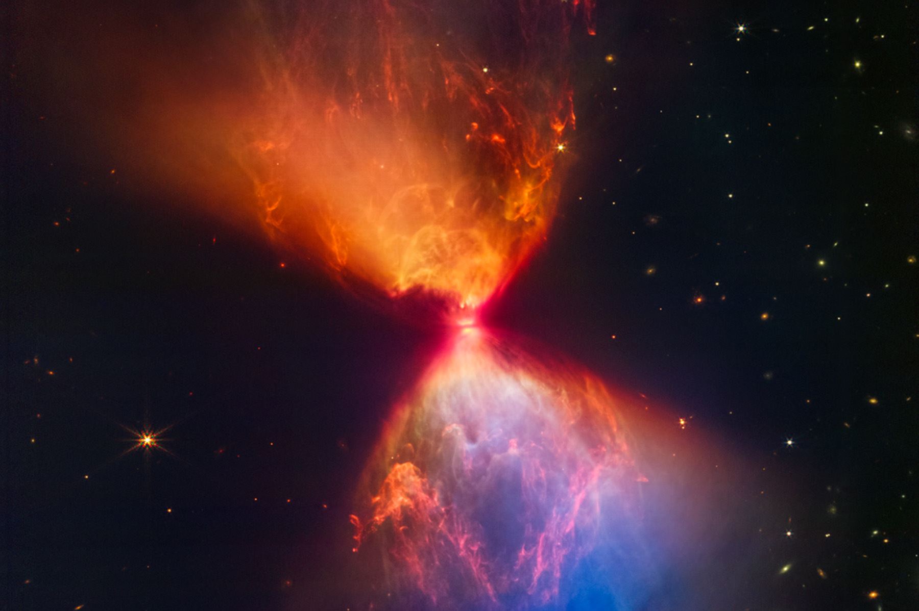 La protoestrella en sí está no es visible dentro del “cuello” de esta forma de reloj de arena. Foto: NASA, ESA, CSA, y STScI.