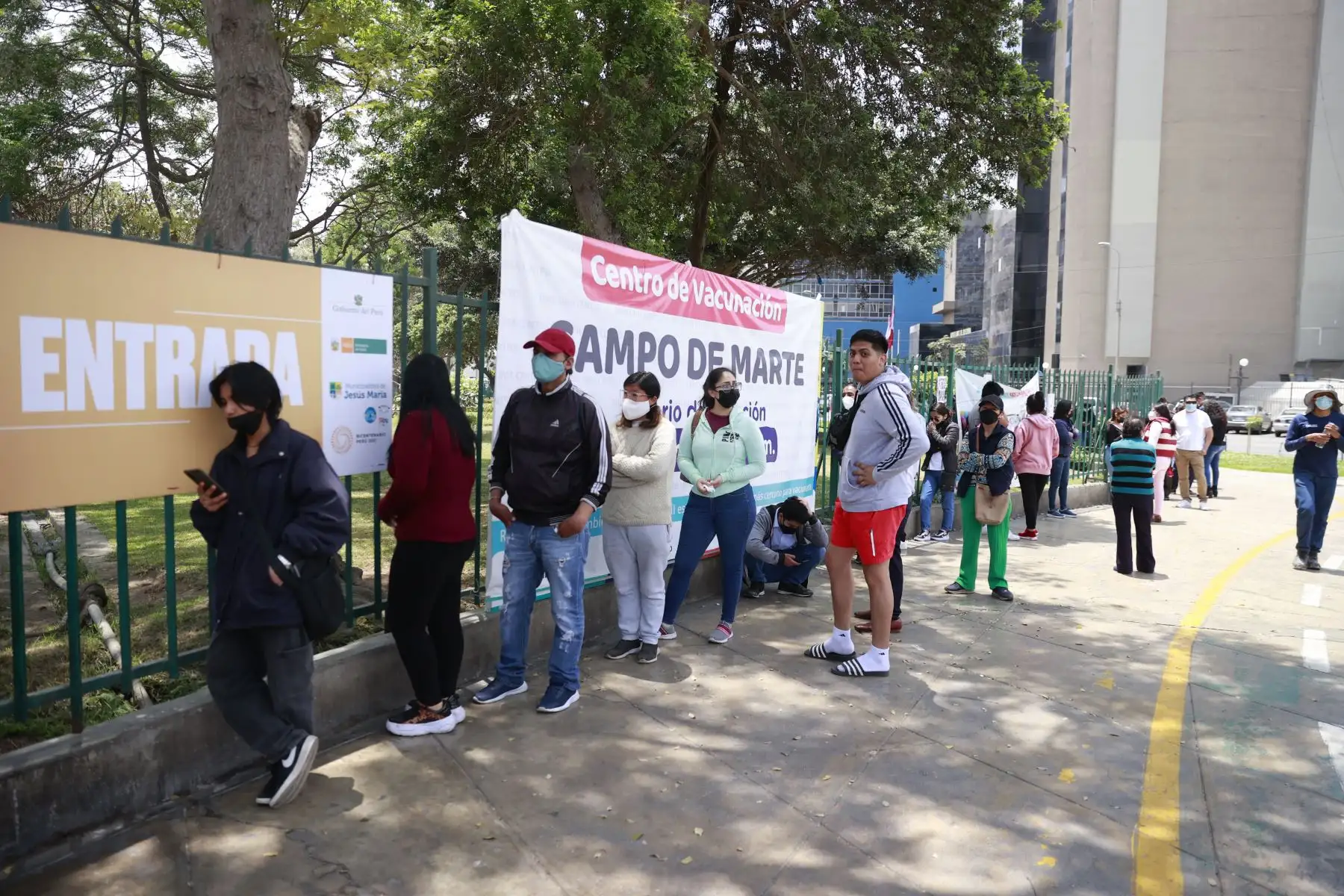 Los centros de despistaje del Minsa recibieron en las últimas horas a centenares de personas en busca de pruebas de descarte.  Foto: ANDINA/Melina Mejía
