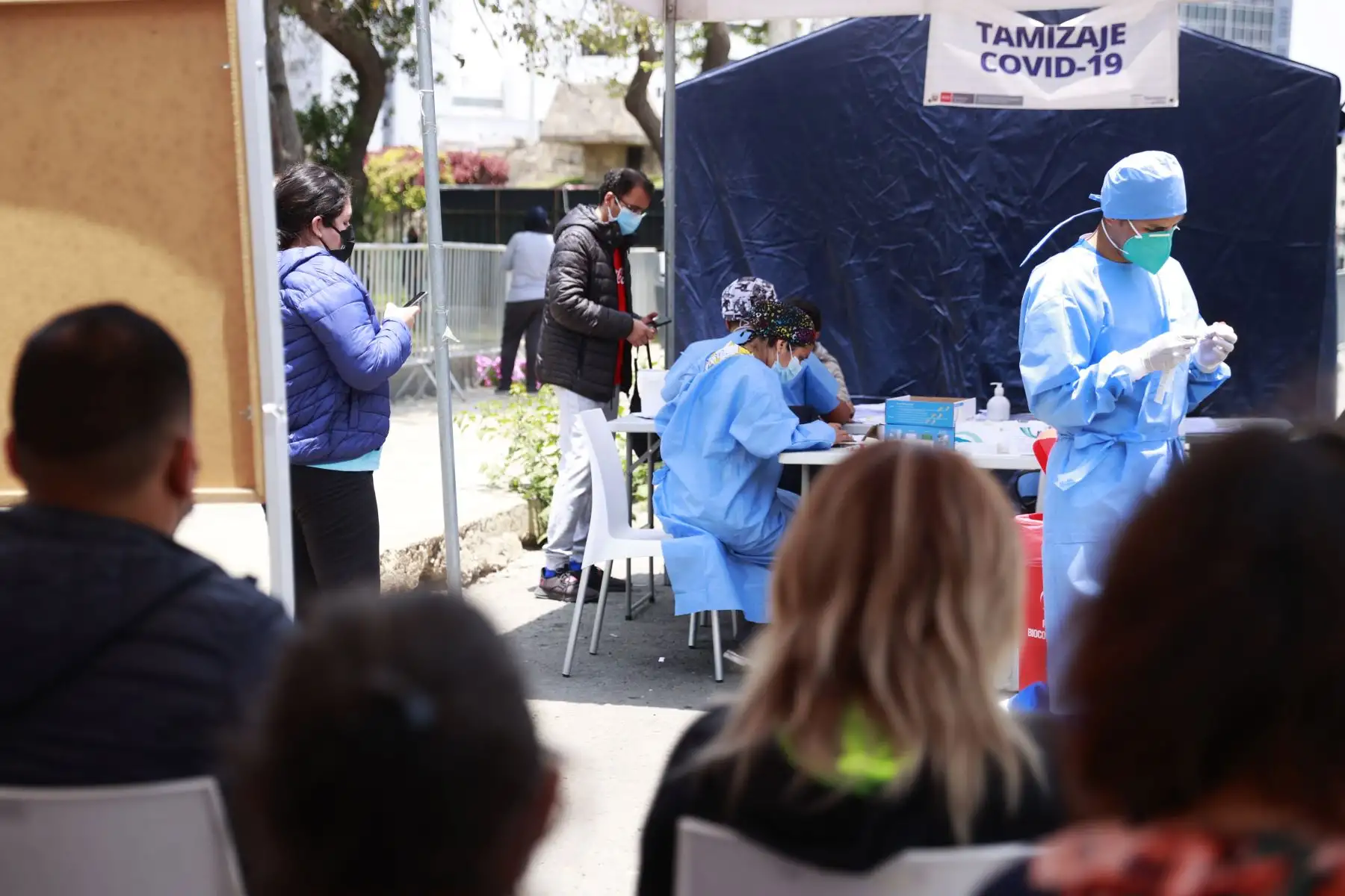 Los centros de despistaje del Minsa recibieron en las últimas horas a centenares de personas en busca de pruebas de descarte.  Foto: ANDINA/Melina Mejía