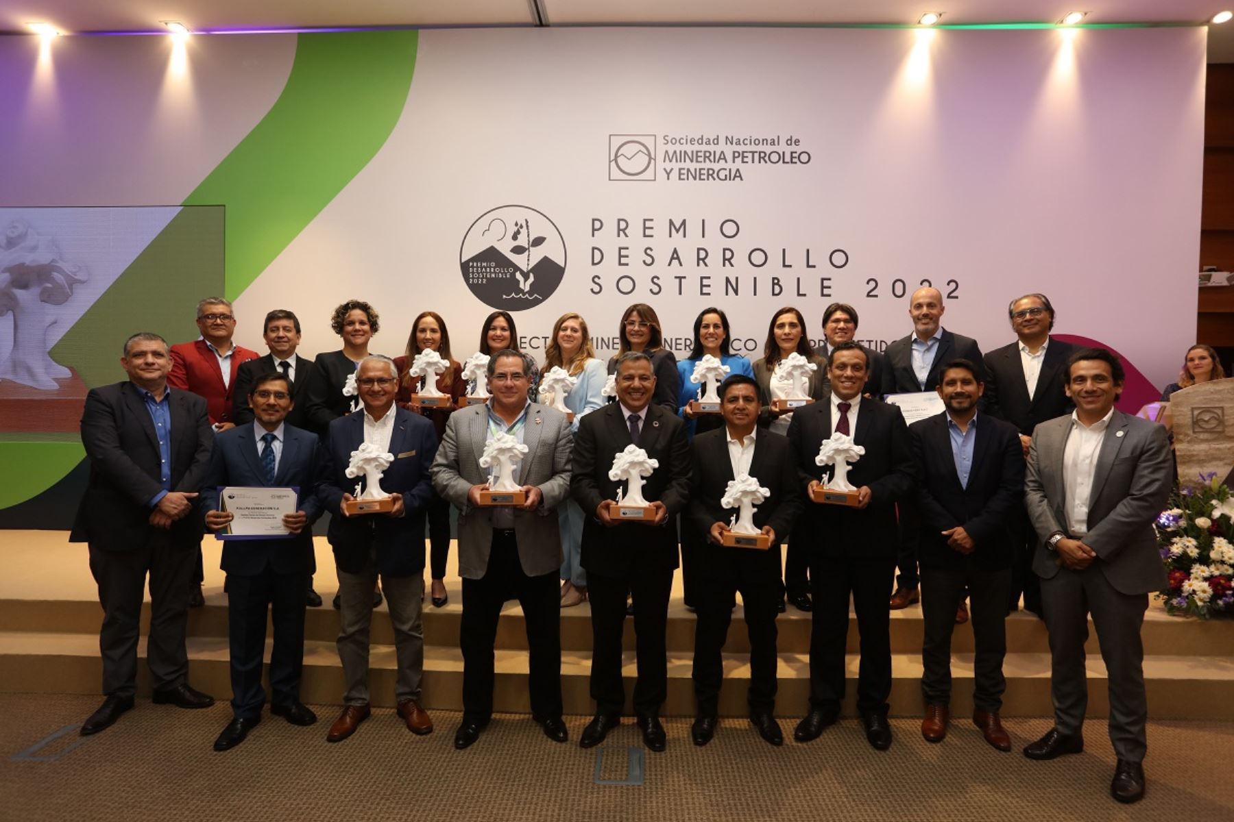 Empresas del sector minero-energético reconocidas con el premio Desarrollo Sostenible 2022 por la Sociedad Nacional de Minería, Petróleo y Energía (SNMPE). Foto: Cortesía.