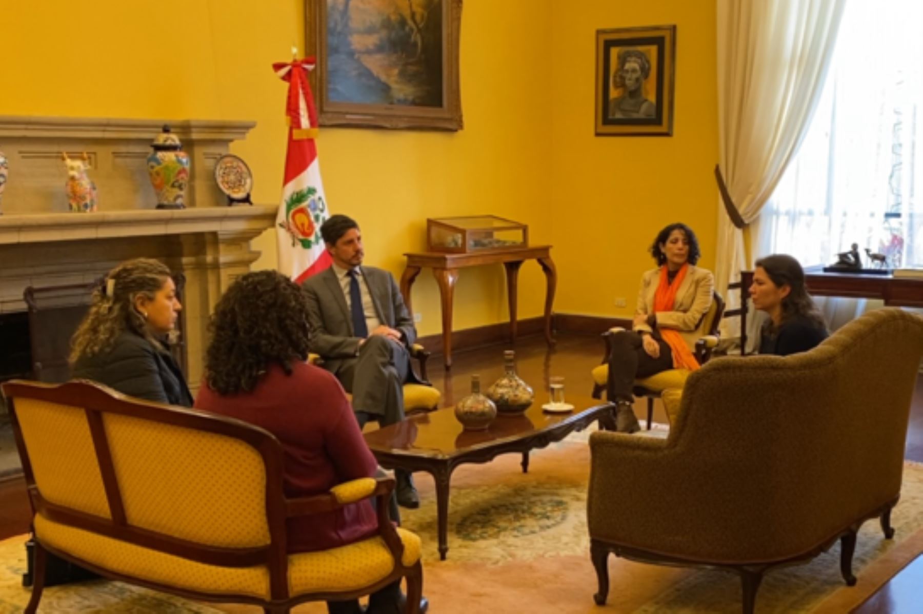 El encuentro entre la ministra Claudia Dávila y las hermanas de la ciudadana mexicana Blanca Arellano se efectuó en la Embajada de México en Lima. Foto: Mimp