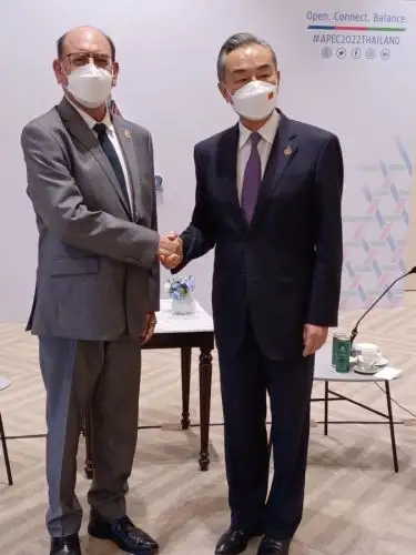 El canciller peruano César Landa y su homólogo chino, Wang Yi.