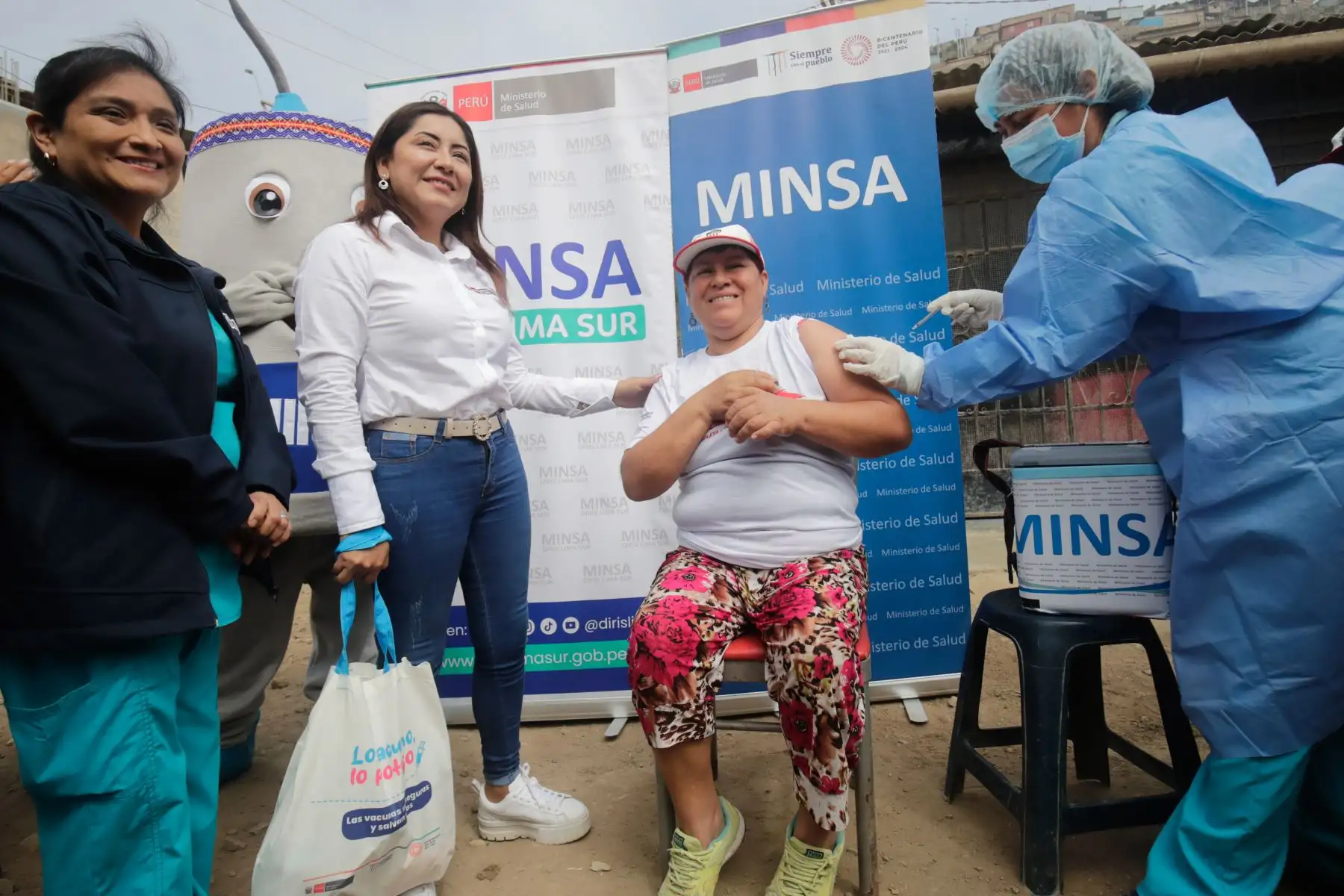 Ministra de Salud Kelly Portalatino dirige vacunación casa por casa en Villa María del Triunfo, asentamiento humano Quebrada Santa María. Foto: ANDINA/Juan Carlos Guzmán Negrini