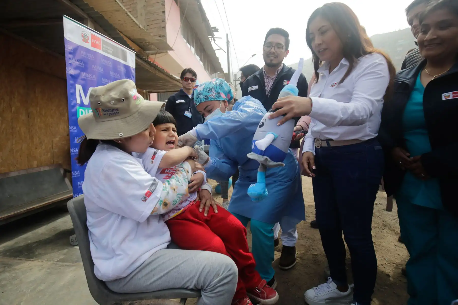 Ministra de Salud Kelly Portalatino dirige vacunación casa por casa en Villa María del Triunfo, asentamiento humano Quebrada Santa María. Foto: ANDINA/Juan Carlos Guzmán Negrini