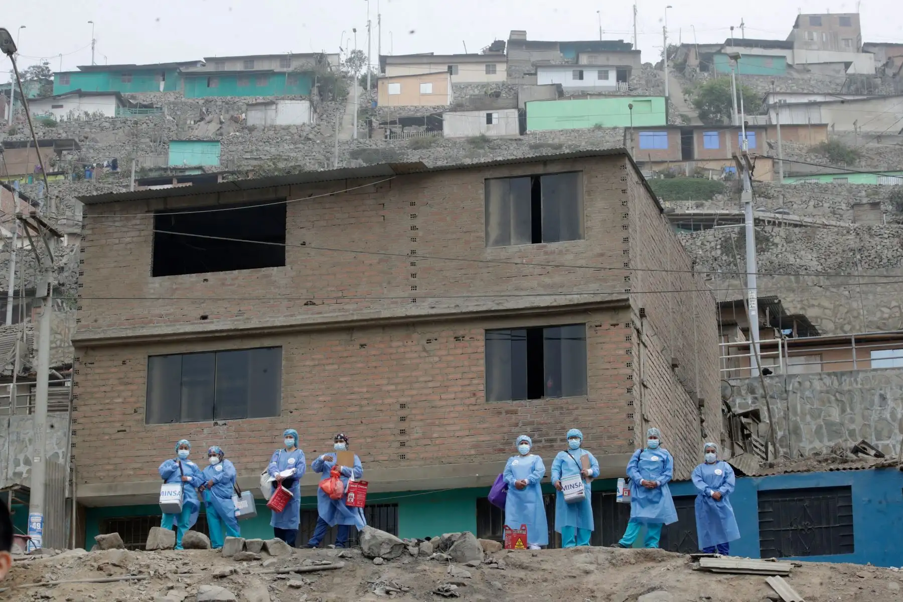 Jornada de vacunación casa por casa en Villa María del Triunfo, asentamiento humano Quebrada Santa María. Foto: ANDINA/Juan Carlos Guzmán Negrini