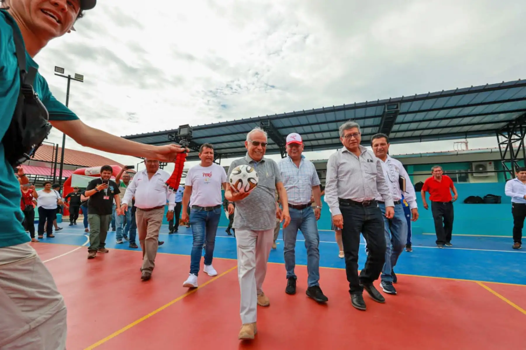 En la región San Martín, el premier Aníbal Torres participa en la apertura del Polideportivo Bellavista, transferido al IPD, que beneficiará a un promedio de 20 mil habitantes. Foto: PCM