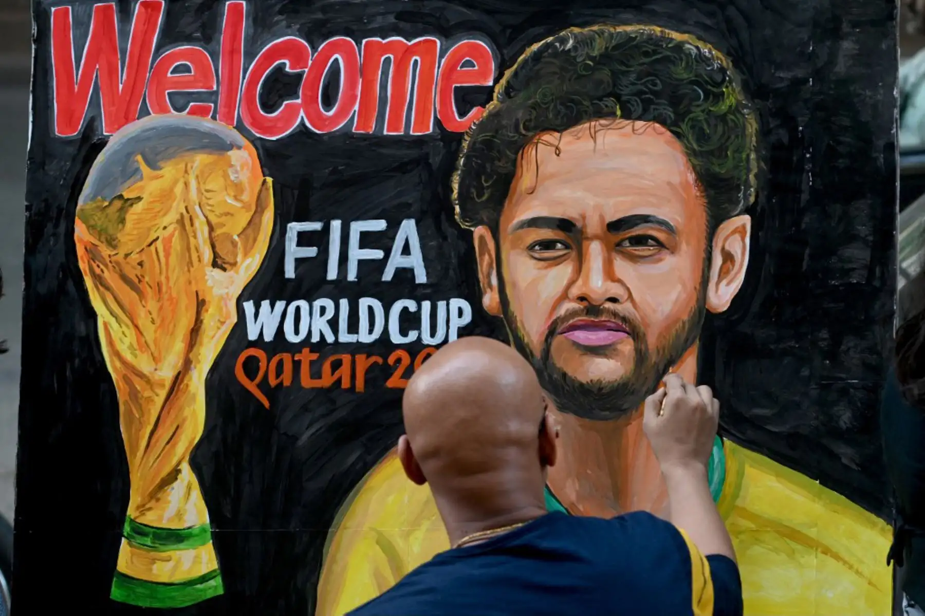 El maestro de la escuela de arte Sagar Kambli dibuja una pintura del jugador de fútbol brasileño Neymar Jr. antes del torneo de fútbol de la Copa Mundial de Qatar 2022. Foto: AFP