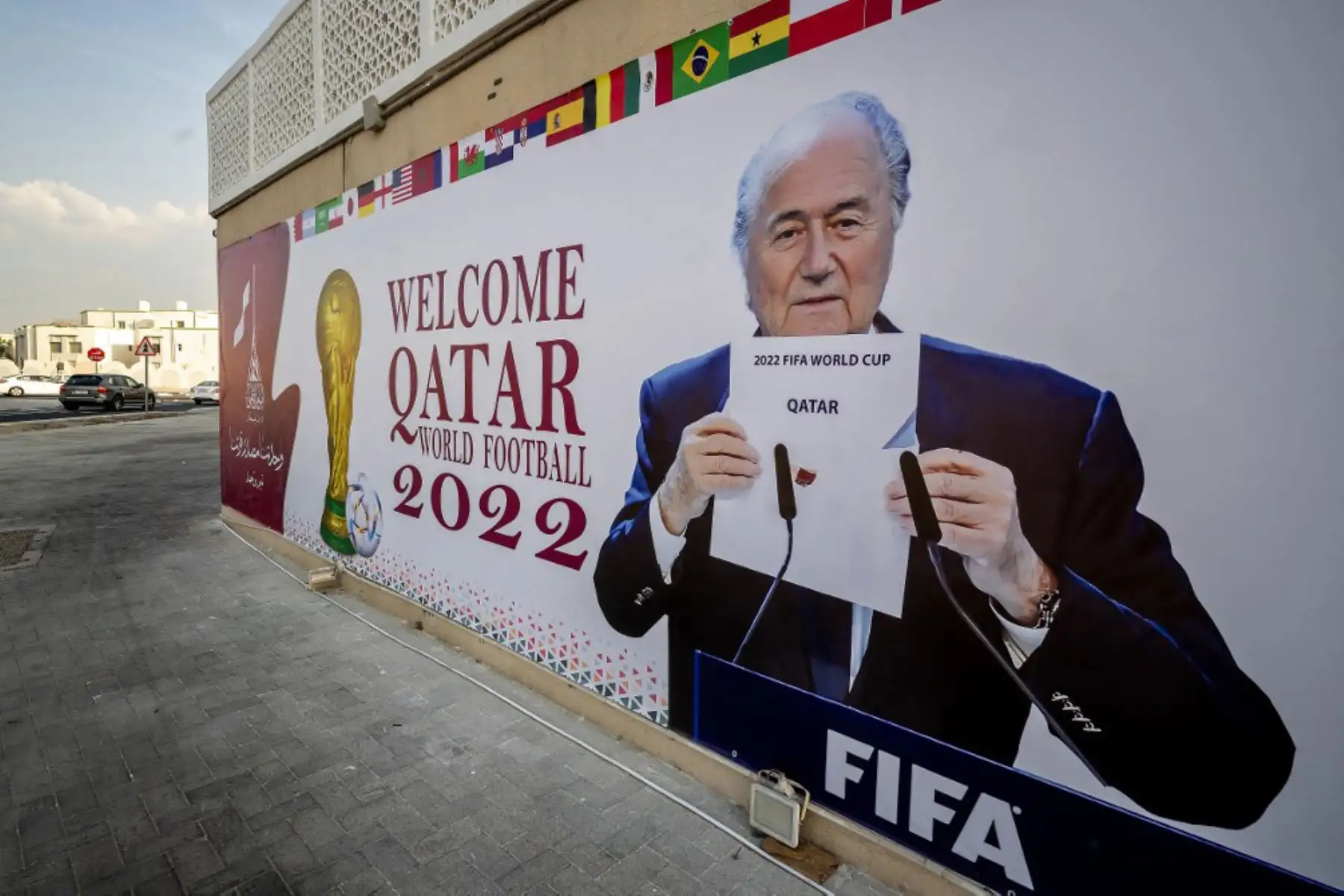 Una imagen del expresidente de la FIFA Joseph Blatter abriendo el sobre para revelar que Qatar albergaría la Copa del Mundo de 2022. Foto: AFP