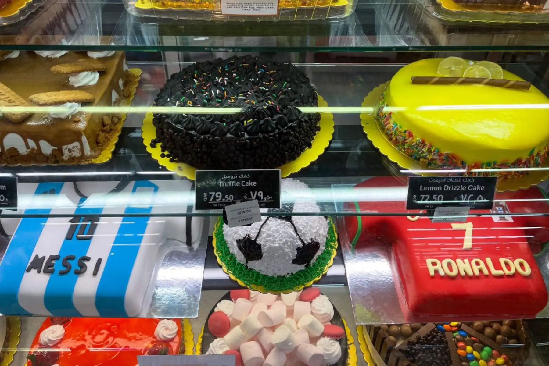 Pasteles decorados con camisetas del delantero argentino Lionel Messi y del delantero portugués Cristiano Ronaldo a la venta en un supermercado en Doha. Foto: AFP