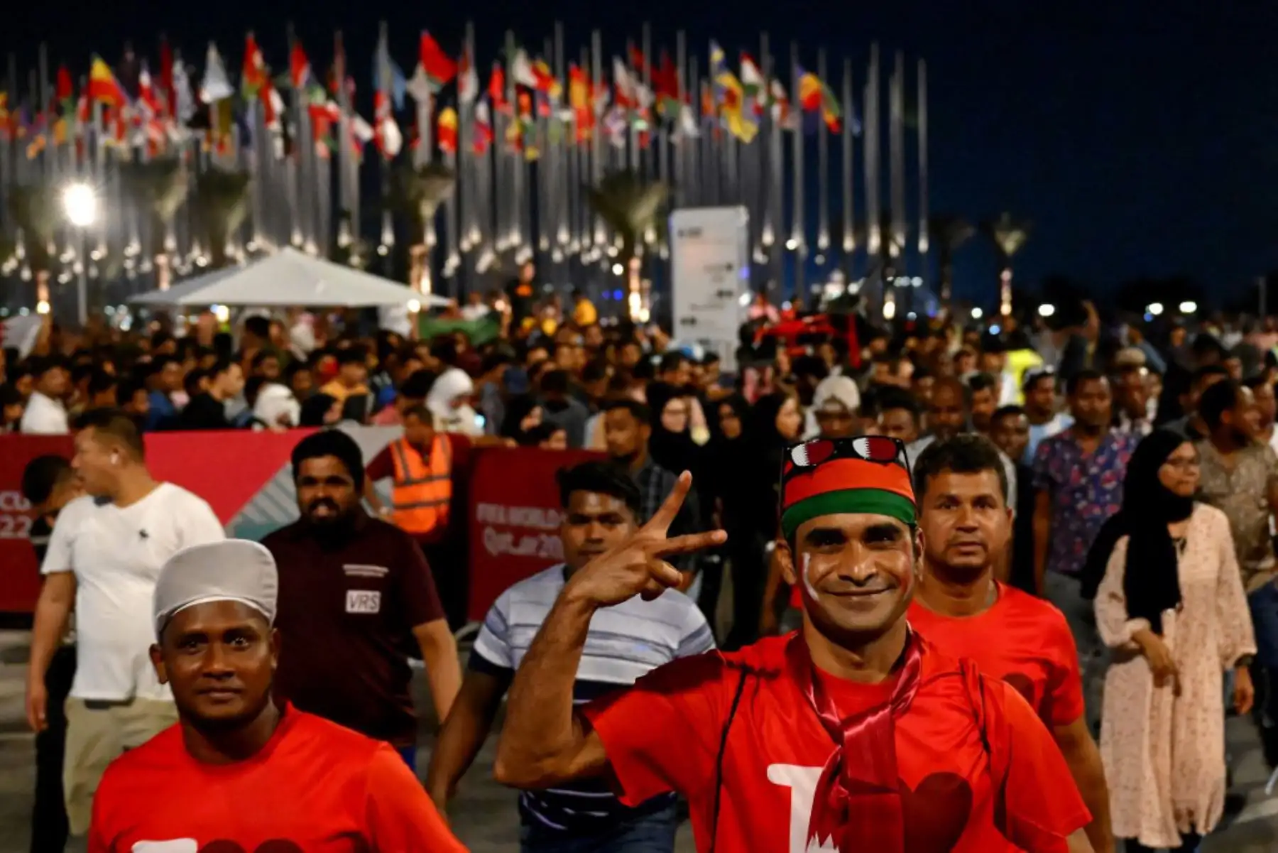 La gente se reúne en la plaza Flag en Doha, antes del torneo de fútbol de la Copa Mundial de Qatar 2022. Foto: AFP