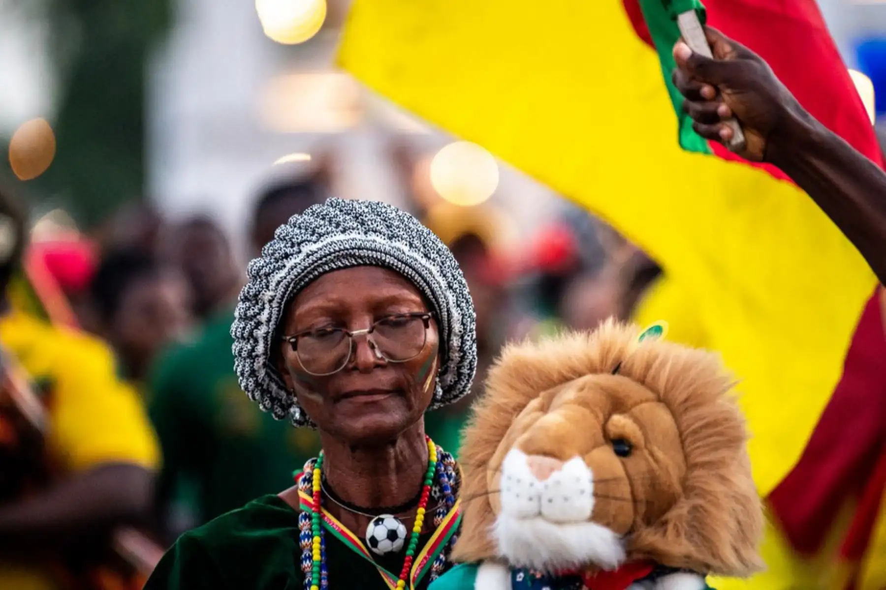 Los partidarios de Camerún marchan cerca del mercado de Souq Waqif en Doha. Foto: AFP