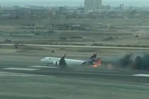 El vuelo de Latam LA2213, que cubría la ruta Lima-Juliaca, colisionó con un vehículo del Cuerpo de Bomberos Aeronáuticos de LAP en su carrera de despegue en la pista de aterrizaje del Aeropuerto Internacional Jorge Chávez. Captura TV