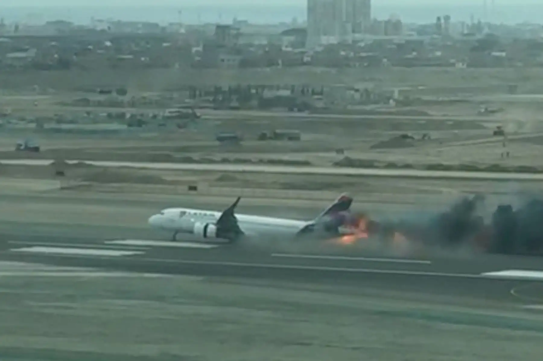 El vuelo de Latam LA2213, que cubría la ruta Lima-Juliaca, colisionó con un vehículo del Cuerpo de Bomberos Aeronáuticos de LAP en su carrera de despegue en la pista de aterrizaje del Aeropuerto Internacional Jorge Chávez. Captura TV
