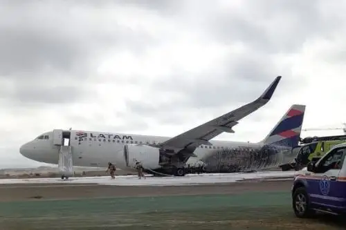 Avión de Latam sufrió un accidente en la pista de aterrizaje del Jorge Chávez. Captura TV
