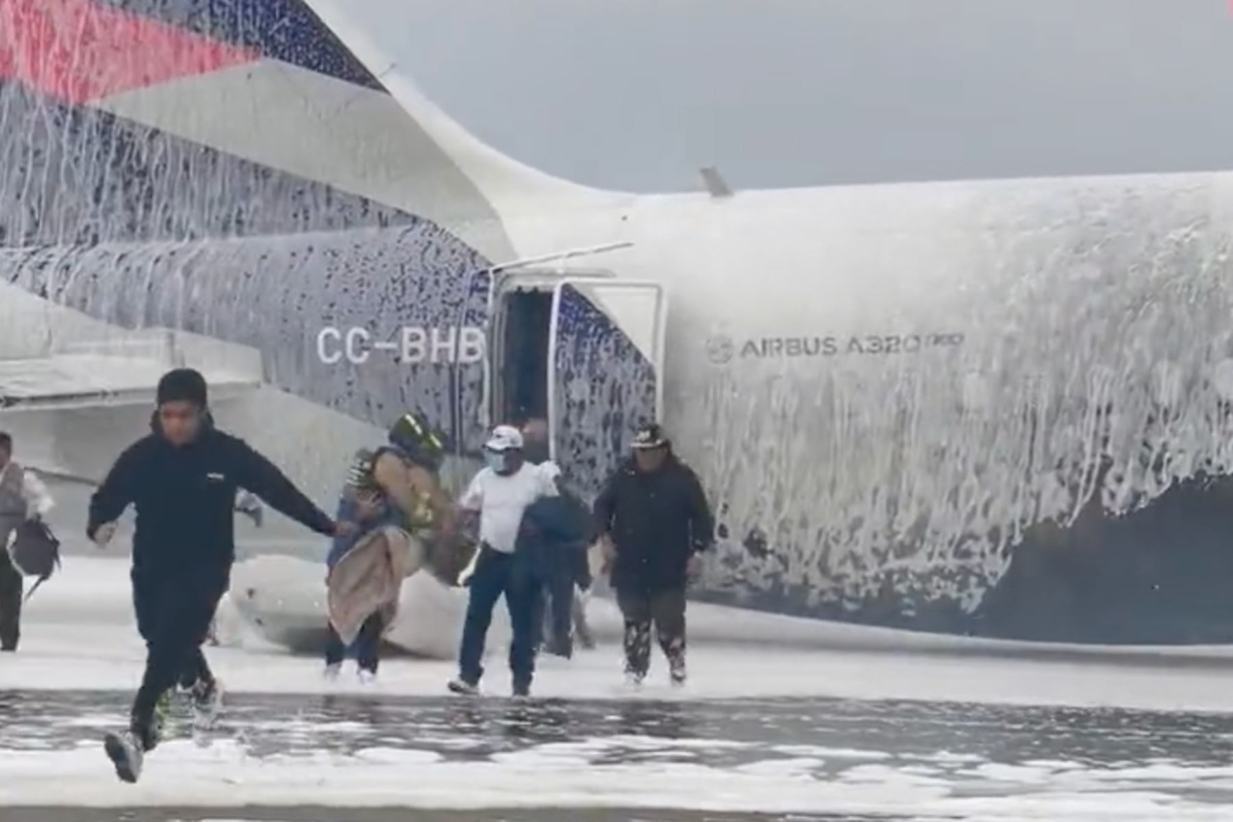 Lima Airport Partners lamenta la pérdida de las vidas de dos miembros del Cuerpo de Bomberos Aeronáuticos de LAP en el accidente ocurrido esta tarde. Foto: Captura TV
