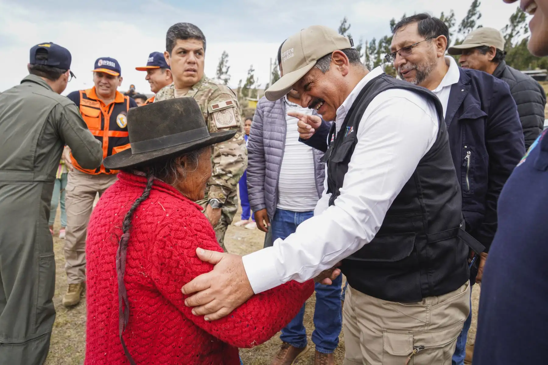 El ministro de Defensa, Daniel Barragán Coloma, arribó hoy a la región Apurímac liderando el despliegue de capacidades de las Fuerzas Armadas para brindar apoyo con helicópteros y personal especializado a los sectores afectados por los incendios forestales en esta jurisdicción del país.Foto: ANDINA/MINDEF
