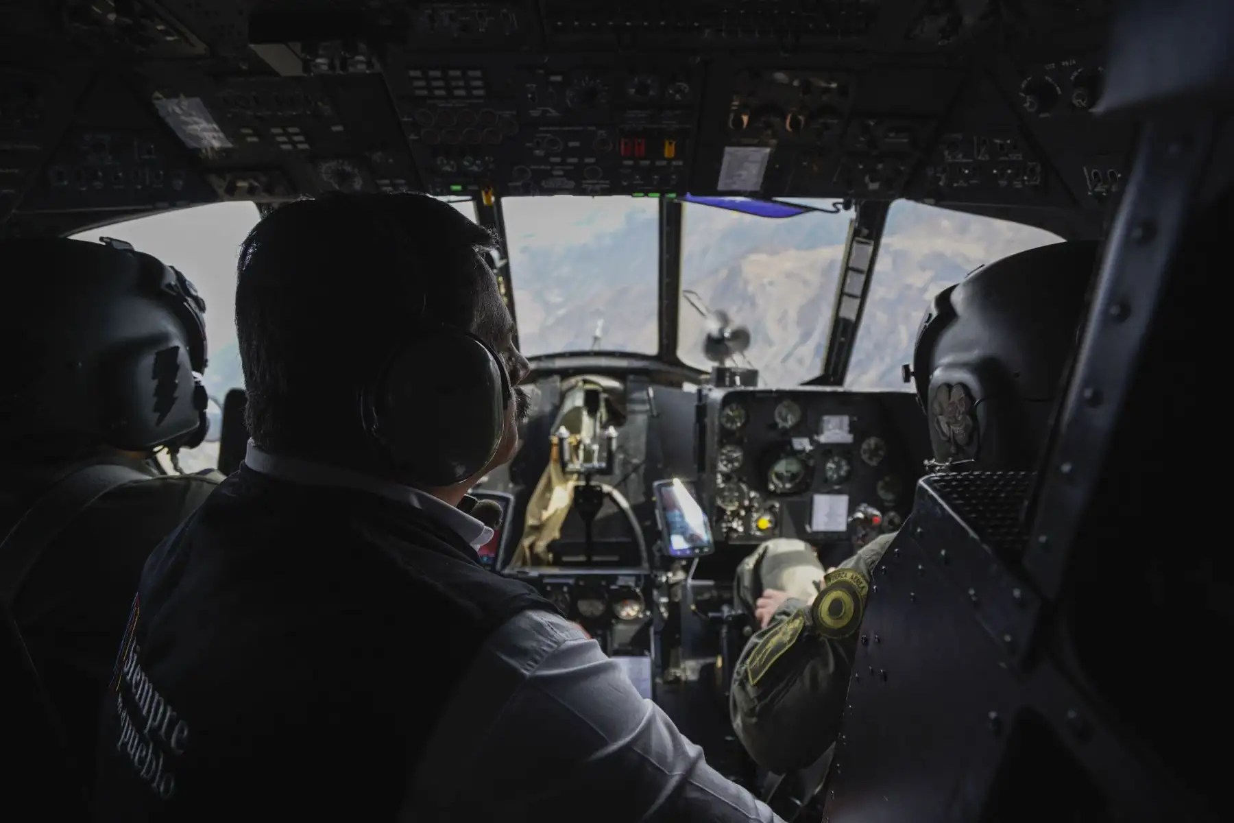El ministro de Defensa, Daniel Barragán Coloma, arribó hoy a la región Apurímac liderando el despliegue de capacidades de las Fuerzas Armadas para brindar apoyo con helicópteros y personal especializado a los sectores afectados por los incendios forestales en esta jurisdicción del país.Foto: ANDINA/MINDEF