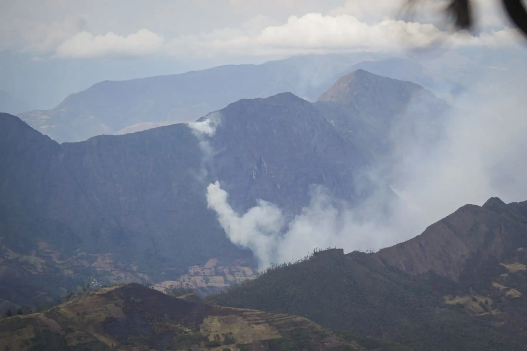 El ministro de Defensa, Daniel Barragán Coloma, arribó hoy a la región Apurímac liderando el despliegue de capacidades de las Fuerzas Armadas para brindar apoyo con helicópteros y personal especializado a los sectores afectados por los incendios forestales en esta jurisdicción del país.Foto: ANDINA/MINDEF
