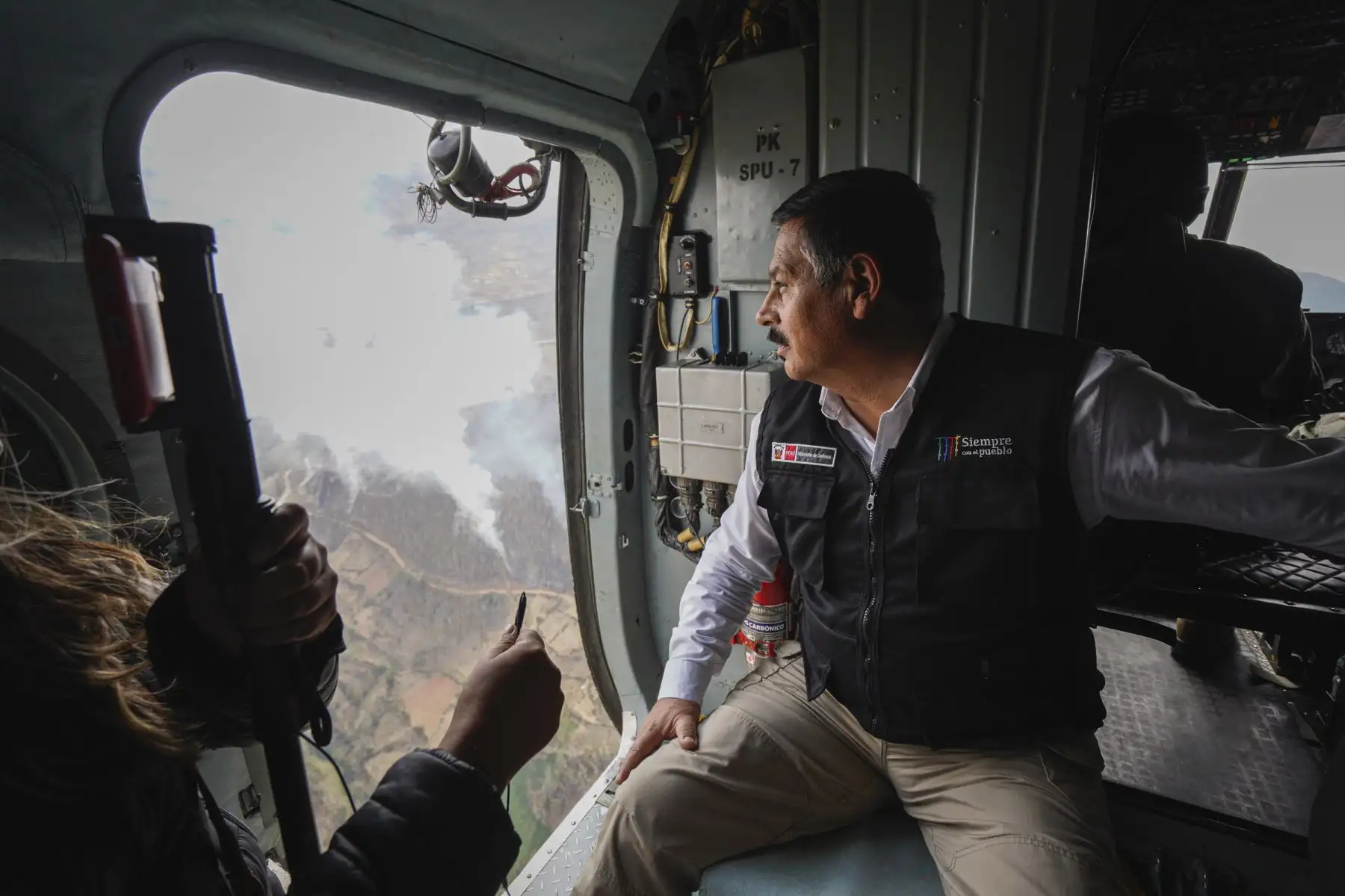 El ministro de Defensa, Daniel Barragán Coloma, arribó hoy a la región Apurímac liderando el despliegue de capacidades de las Fuerzas Armadas para brindar apoyo con helicópteros y personal especializado a los sectores afectados por los incendios forestales en esta jurisdicción del país.Foto: ANDINA/MINDEF