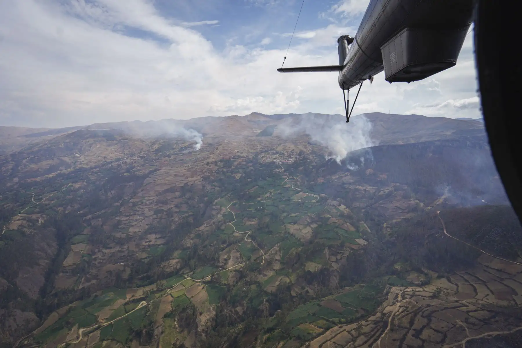 El ministro de Defensa, Daniel Barragán Coloma, arribó hoy a la región Apurímac liderando el despliegue de capacidades de las Fuerzas Armadas para brindar apoyo con helicópteros y personal especializado a los sectores afectados por los incendios forestales en esta jurisdicción del país.Foto: ANDINA/MINDEF