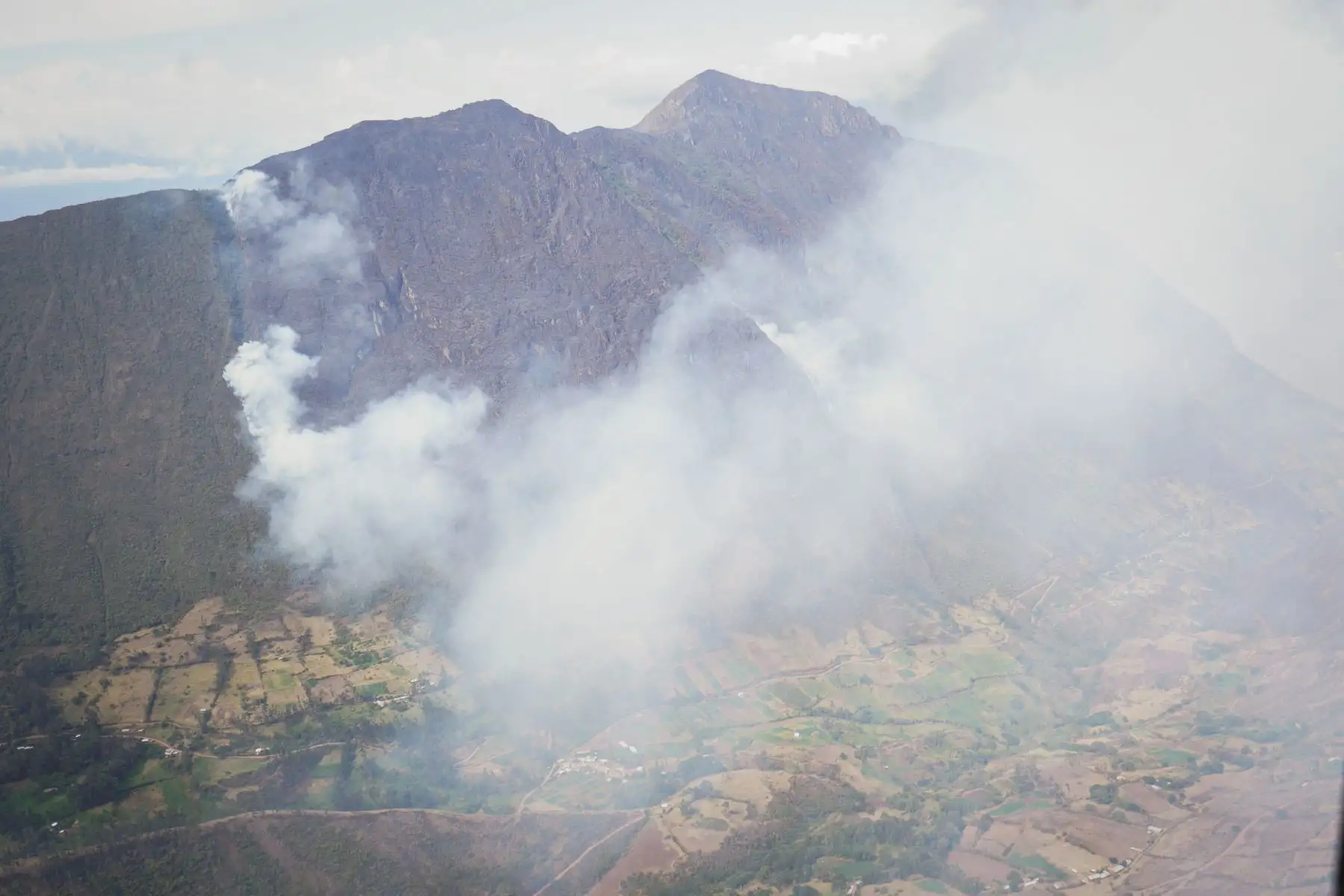 El ministro de Defensa, Daniel Barragán Coloma, arribó hoy a la región Apurímac liderando el despliegue de capacidades de las Fuerzas Armadas para brindar apoyo con helicópteros y personal especializado a los sectores afectados por los incendios forestales en esta jurisdicción del país.Foto: ANDINA/MINDEF