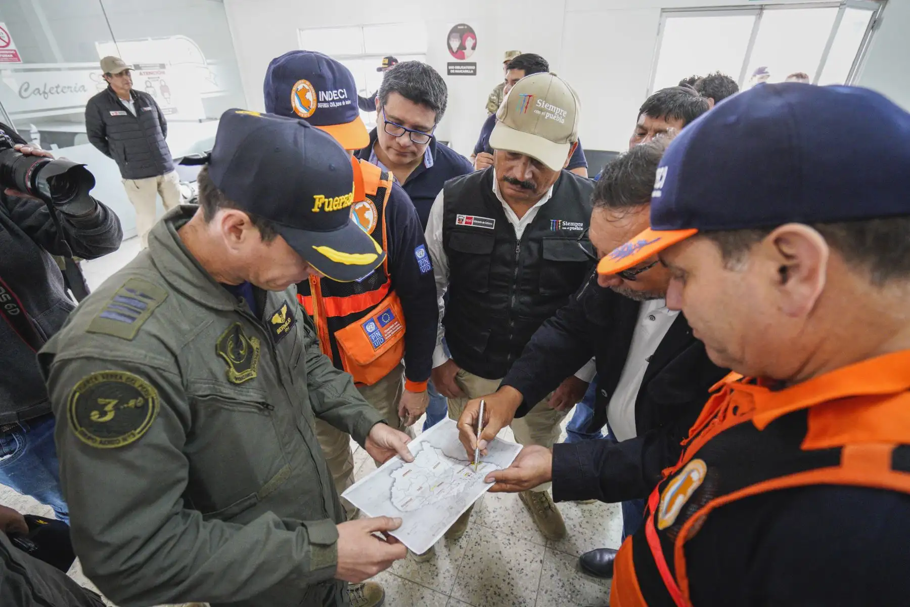El ministro de Defensa, Daniel Barragán Coloma, arribó hoy a la región Apurímac liderando el despliegue de capacidades de las Fuerzas Armadas para brindar apoyo con helicópteros y personal especializado a los sectores afectados por los incendios forestales en esta jurisdicción del país.Foto: ANDINA/MINDEF