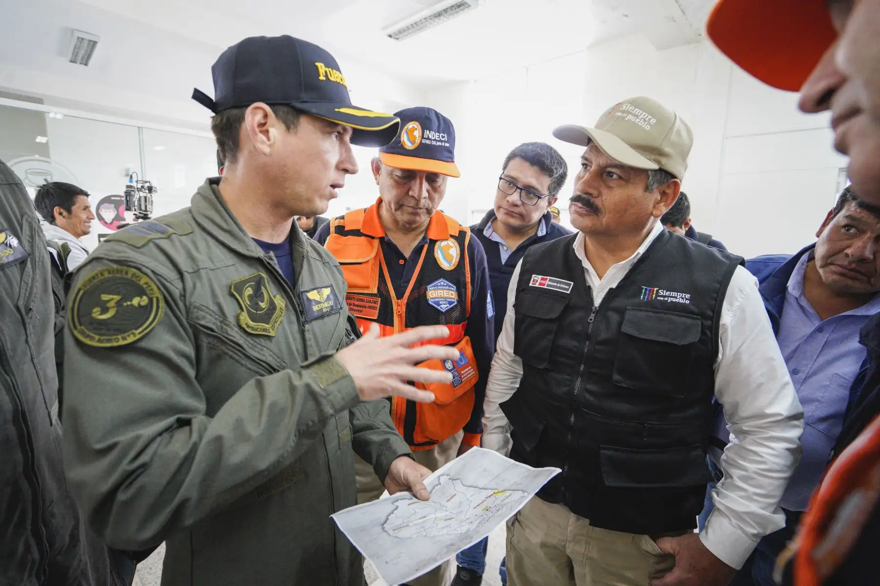 El ministro de Defensa, Daniel Barragán Coloma, arribó hoy a la región Apurímac liderando el despliegue de capacidades de las Fuerzas Armadas para brindar apoyo con helicópteros y personal especializado a los sectores afectados por los incendios forestales en esta jurisdicción del país.Foto: ANDINA/MINDEF
