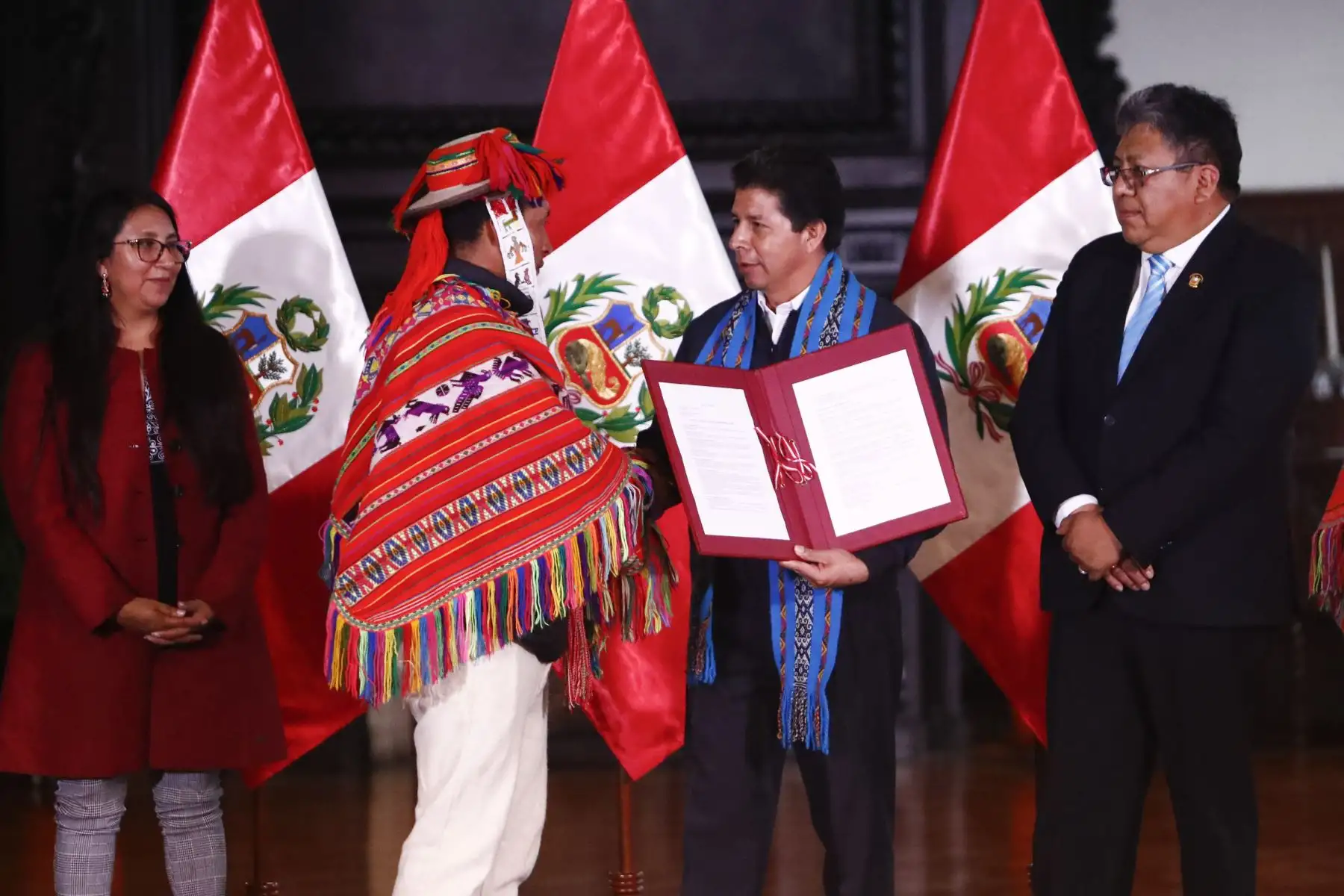 Presidente de la República, Pedro Castillo, participa en la ceremonia de entrega simbólica de la Ley N° 31614, nueva Ley del Trabajador Porteador. Foto: ANDINA/Prensa Presidencia