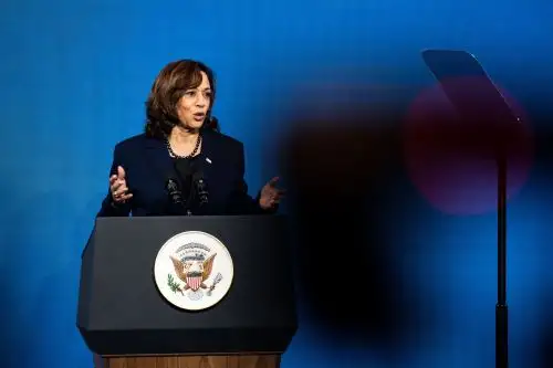 La vicepresidenta de EE. UU., Kamala Harris, pronuncia un discurso en la Cumbre de CEO en el Hotel Athenee en Bangkok, Tailandia, el viernes 18 de noviembre de 2022. Foto: AFP