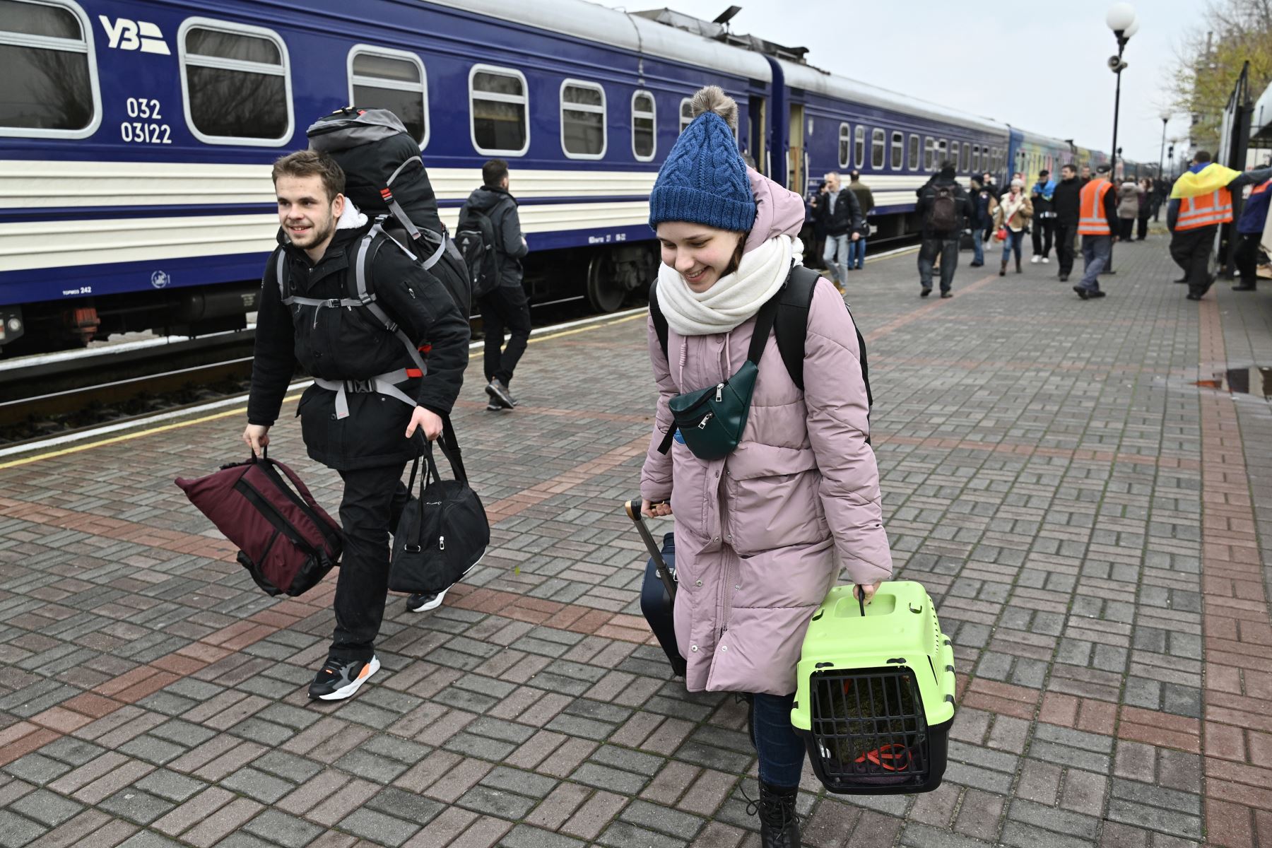 Los pasajeros caminan con equipaje a lo largo del primer tren de Kyiv a Kherson desde la invasión rusa de Ucrania, que llegó a la estación de tren de Kherson el 19 de noviembre de 2022. Foto: AFP