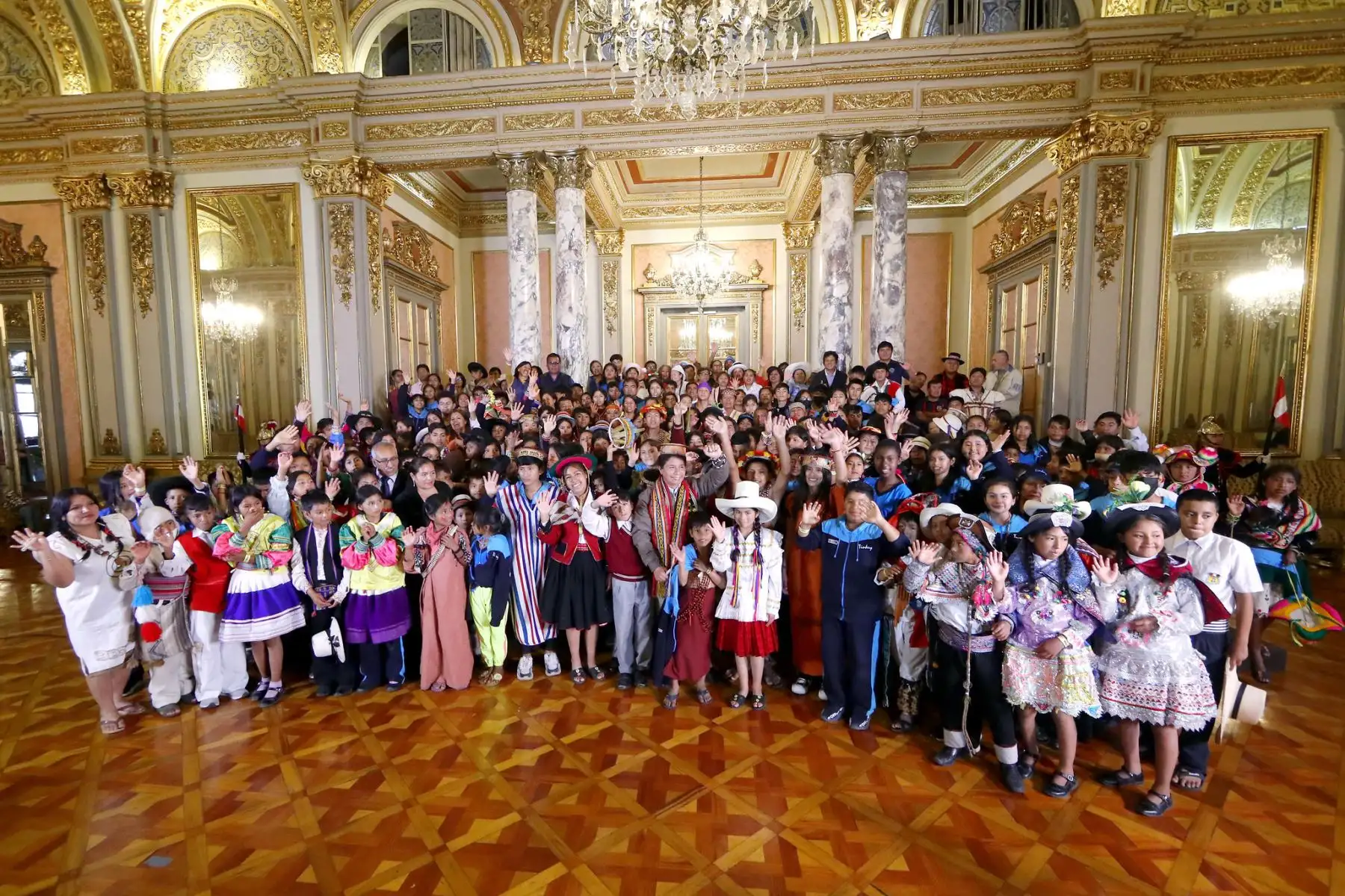 El presidente de la República, Pedro Castillo, recibe en Palacio de Gobierno, a delegación de estudiantes, en el marco del XI Encuentro Nacional de Niños y Niñas de Pueblos Originarios, Afroperuanos y de otras tradicionales culturales “Tinkuy 2022”. Foto: ANDINA/Prensa Presidencia