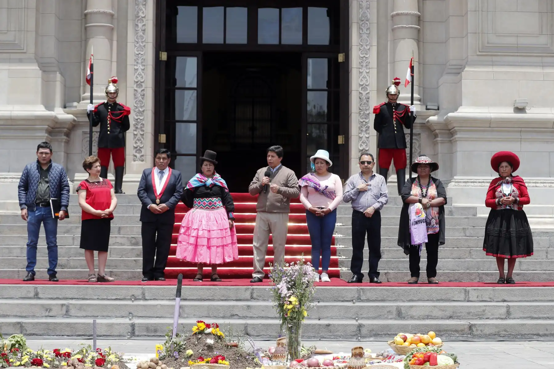 El presidente de la República, Pedro Castillo, participó en la entrega de cheques a las organizaciones de mujeres agrarias, en el marco de la Estrategia de Emprendimiento de la Mujer Rural e Indígena. Foto: ANDINA/Prensa Presidencia