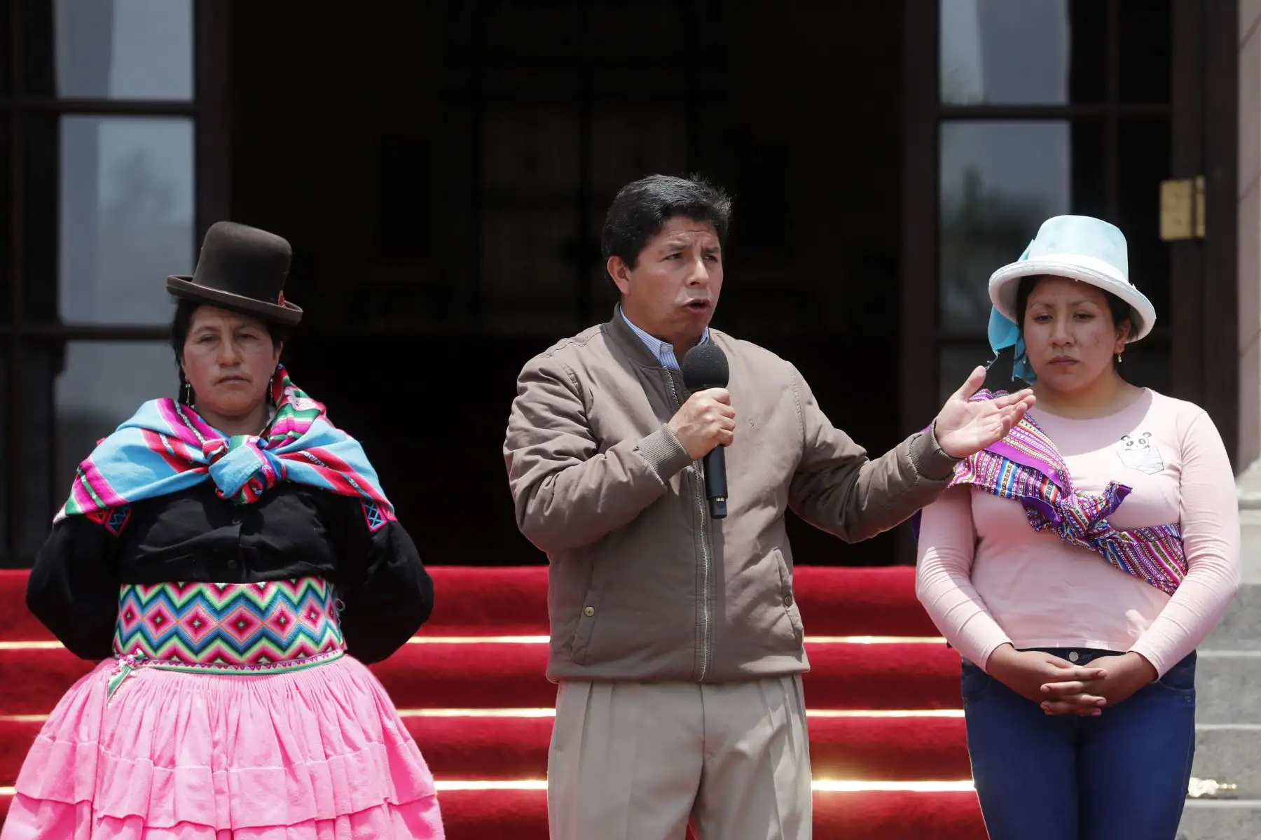 El presidente de la República, Pedro Castillo, participó en la entrega de cheques a las organizaciones de mujeres agrarias, en el marco de la Estrategia de Emprendimiento de la Mujer Rural e Indígena. Foto: ANDINA/Prensa Presidencia