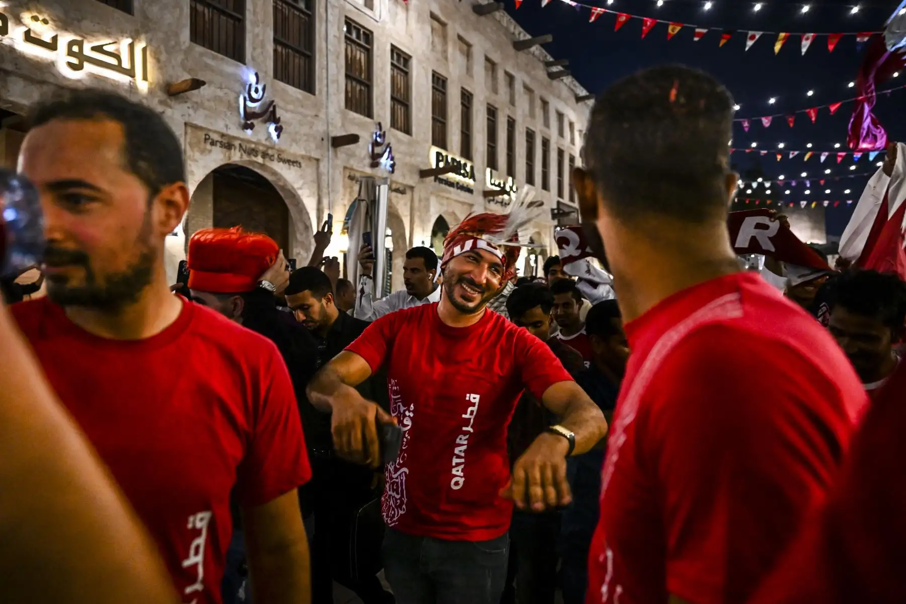 Los fanáticos de Qatar bailan en el mercado Souq Waqif en Doha, antes del torneo de fútbol de la Copa Mundial Qatar 2022.

Foto: AFP