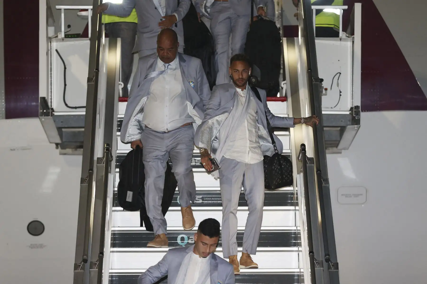 El delantero brasileño Neymar y sus compañeros llegan al Aeropuerto Internacional Hamad en Doha, antes del torneo de fútbol de la Copa Mundial de Qatar 2022.

Foto: AFP