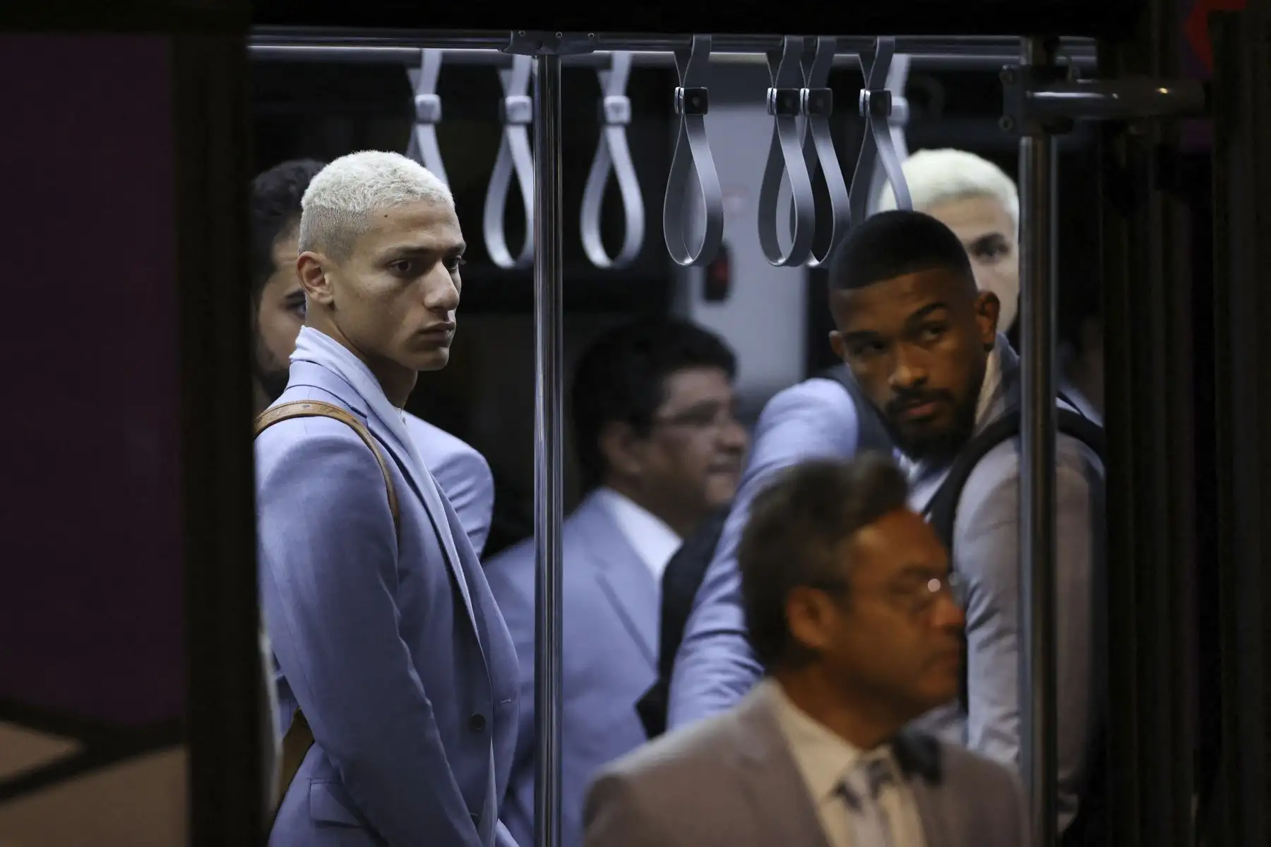 El delantero brasileño Richarlison (L) y sus compañeros de equipo llegan al Aeropuerto Internacional Hamad en Doha, antes del torneo de fútbol de la Copa Mundial de Qatar 2022.

Foto: AFP