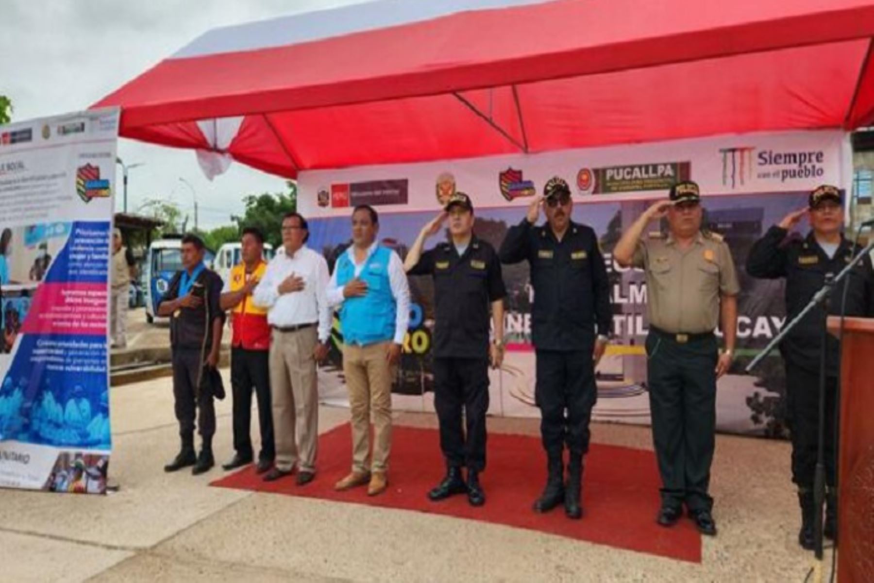 El comisario de Pucallpa, comandante PNP Juan de la Cruz Roldán, tomó juramento a una nueva Junta Vecinal y una Red de Cooperantes del sector Las Palmeras.