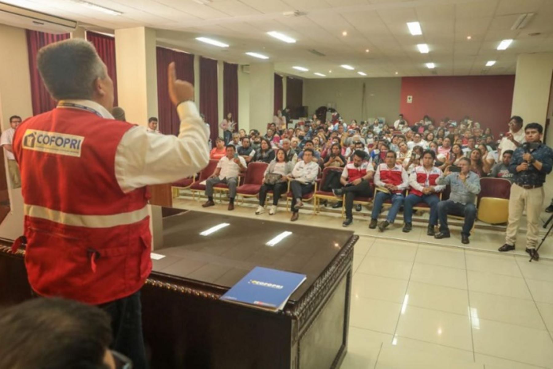 Como parte de su visita, el director Ejecutivo del Cofopri, Hubert Quisocala Ramos también supervisó en campo el empadronamiento digital de los pueblos.