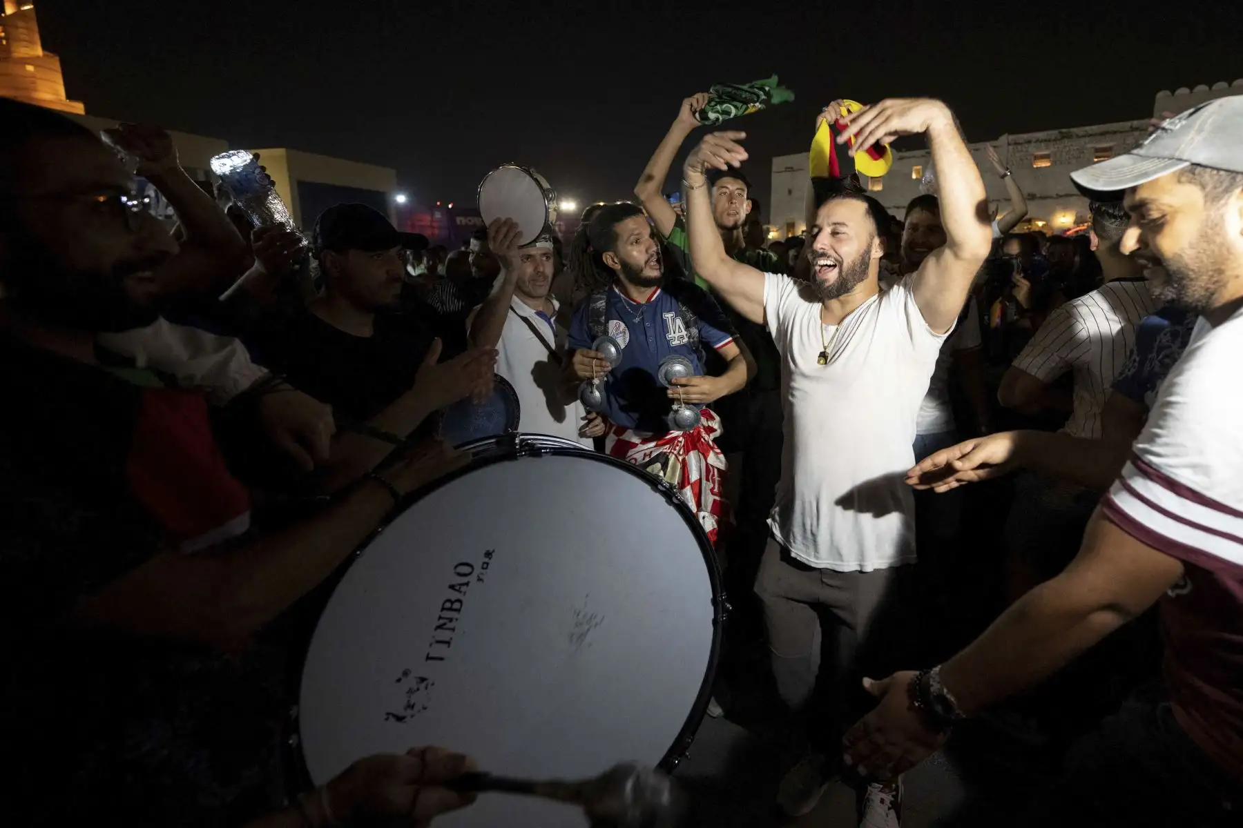 Los fanáticos del fútbol aplauden mientras se reúnen cerca del reloj de cuenta regresiva oficial en el paseo Corniche de Doha en Doha, antes del torneo de fútbol de la Copa Mundial de Qatar 2022.

Foto: AFP