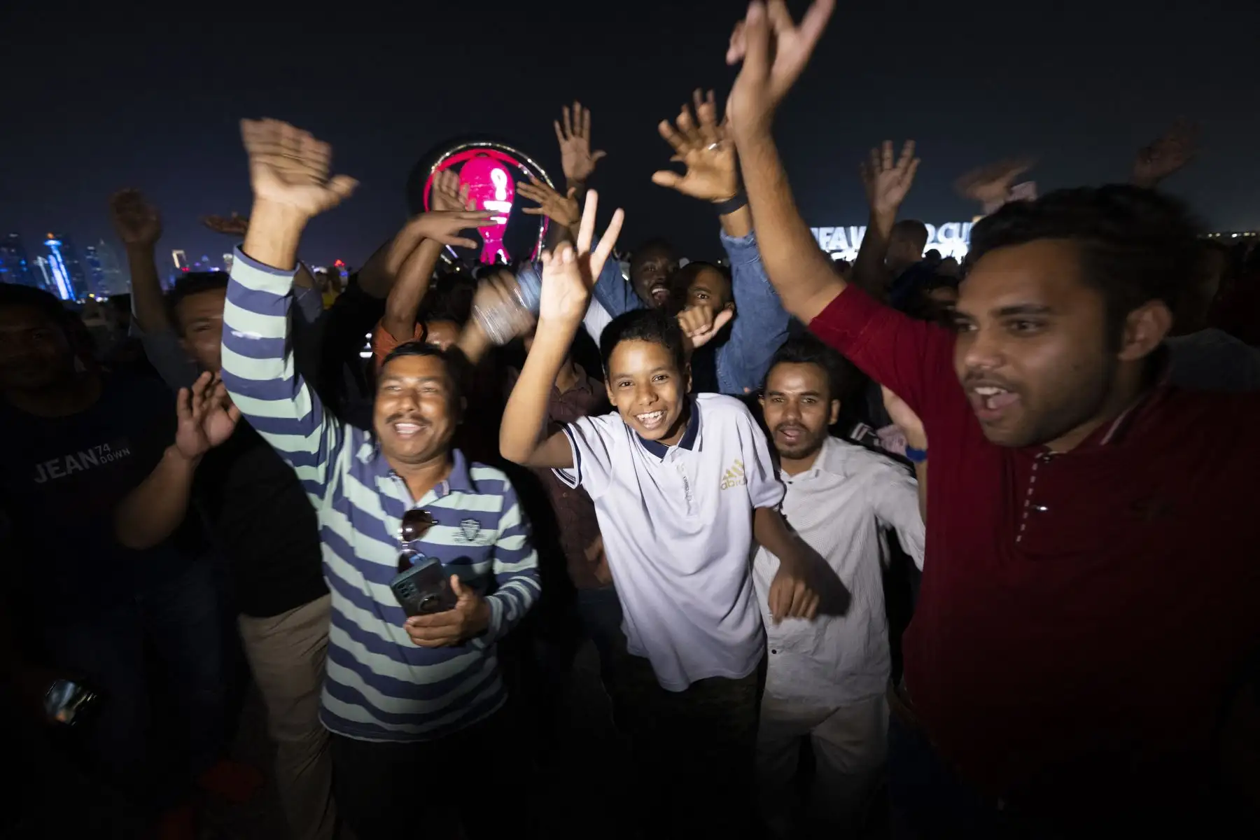 Los fanáticos del fútbol aplauden mientras se reúnen cerca del reloj de cuenta regresiva oficial en el paseo Corniche de Doha en Doha, antes del torneo de fútbol de la Copa Mundial de Qatar 2022.

Foto: AFP