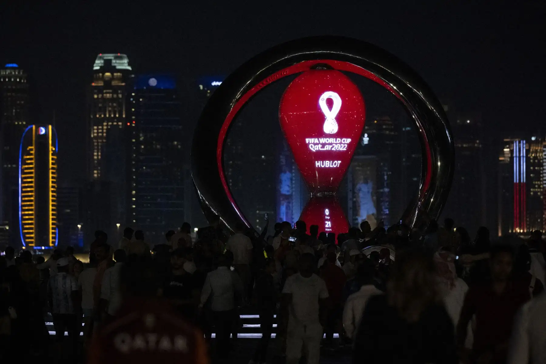 La gente se reúne junto al reloj de cuenta regresiva, antes del torneo de fútbol de la Copa Mundial de Qatar 2022.

Foto:AFP